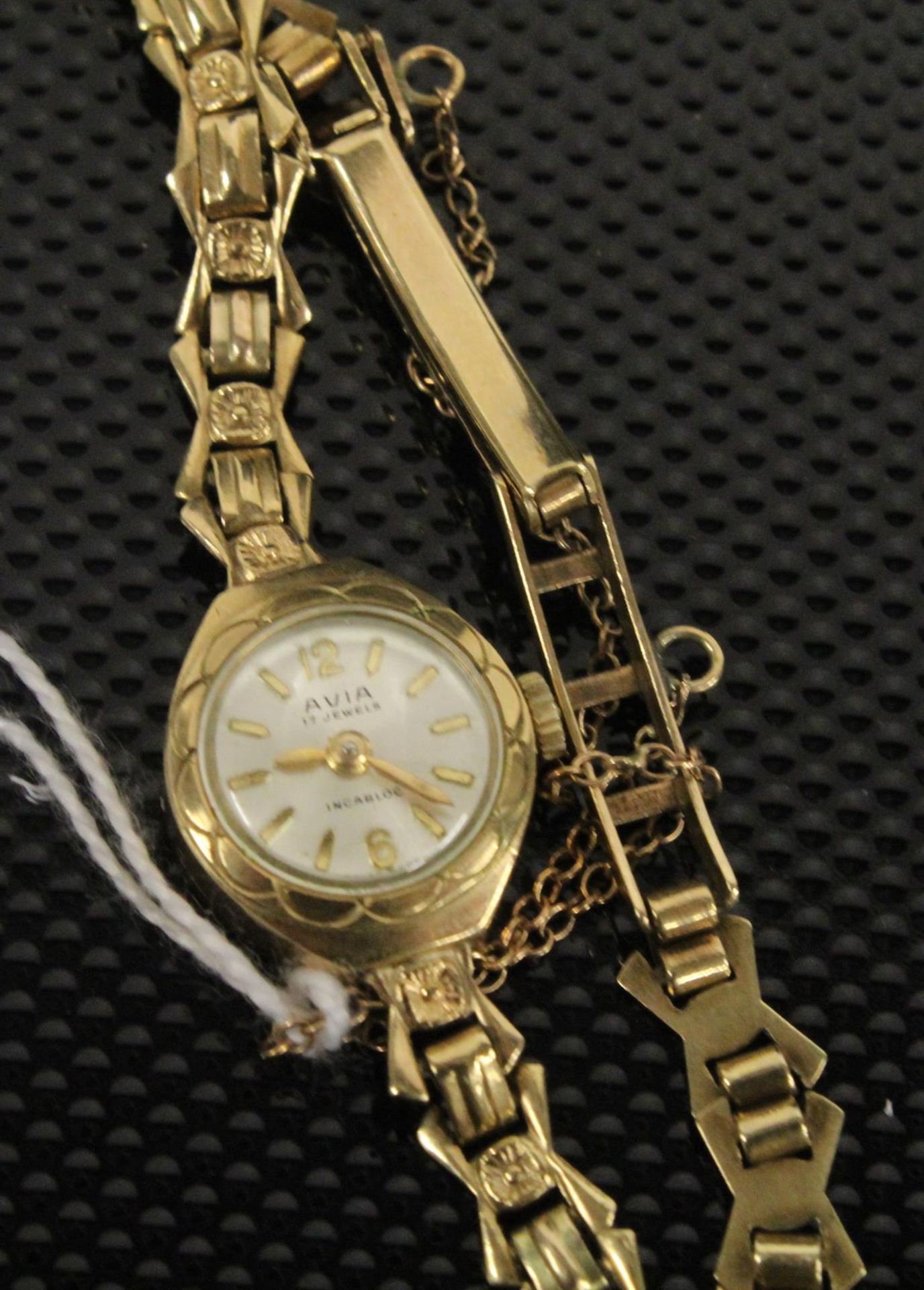 A Lady's 9ct Gold Avia 17 jewel Wristwatch with flexible strap. (Est. £150 - £200) - Image 2 of 3