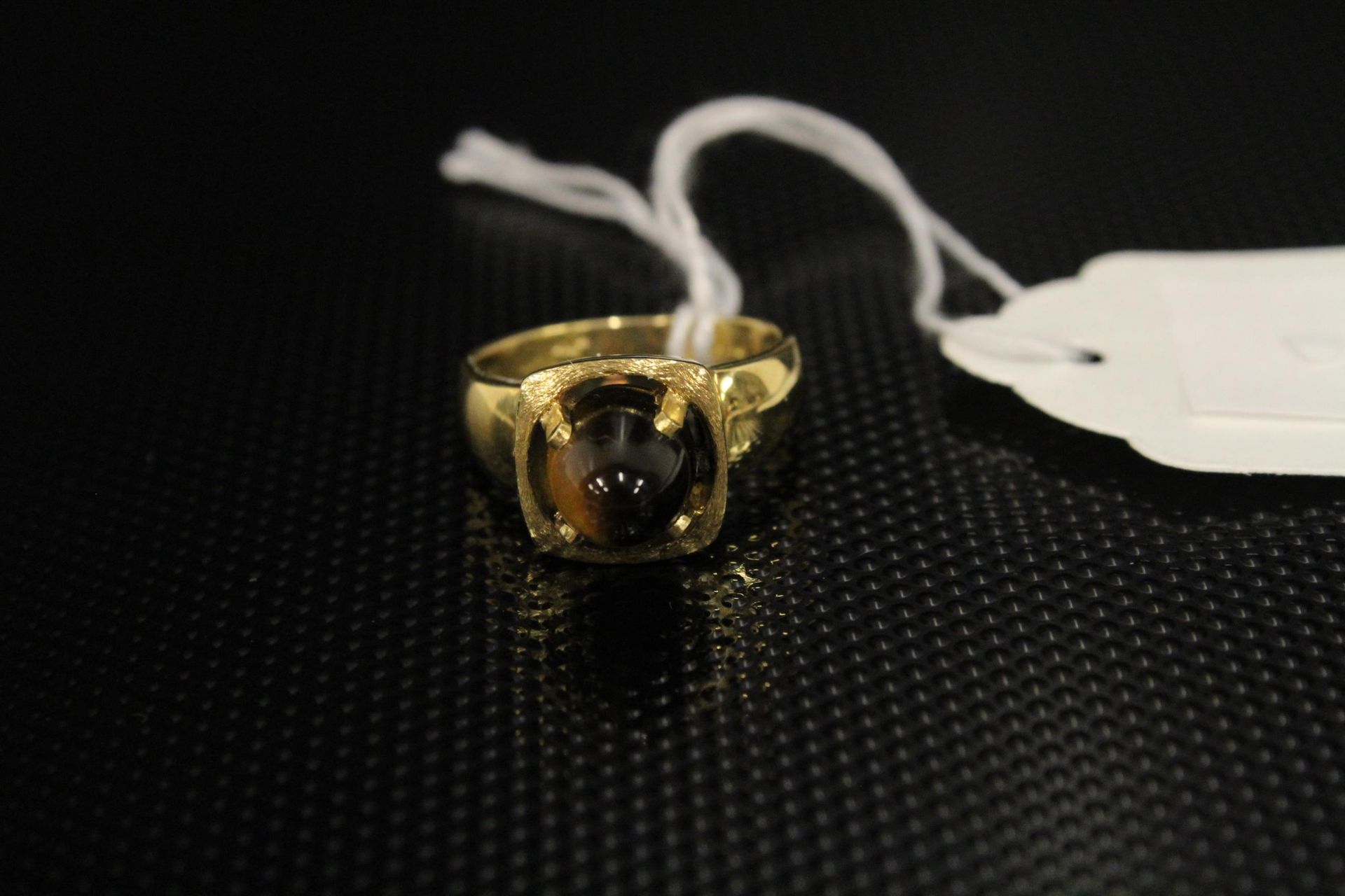 An 18ct Gold Gold Dress Ring with fancy stone size Q, cased. (Est. £70 - £100) - Image 2 of 5