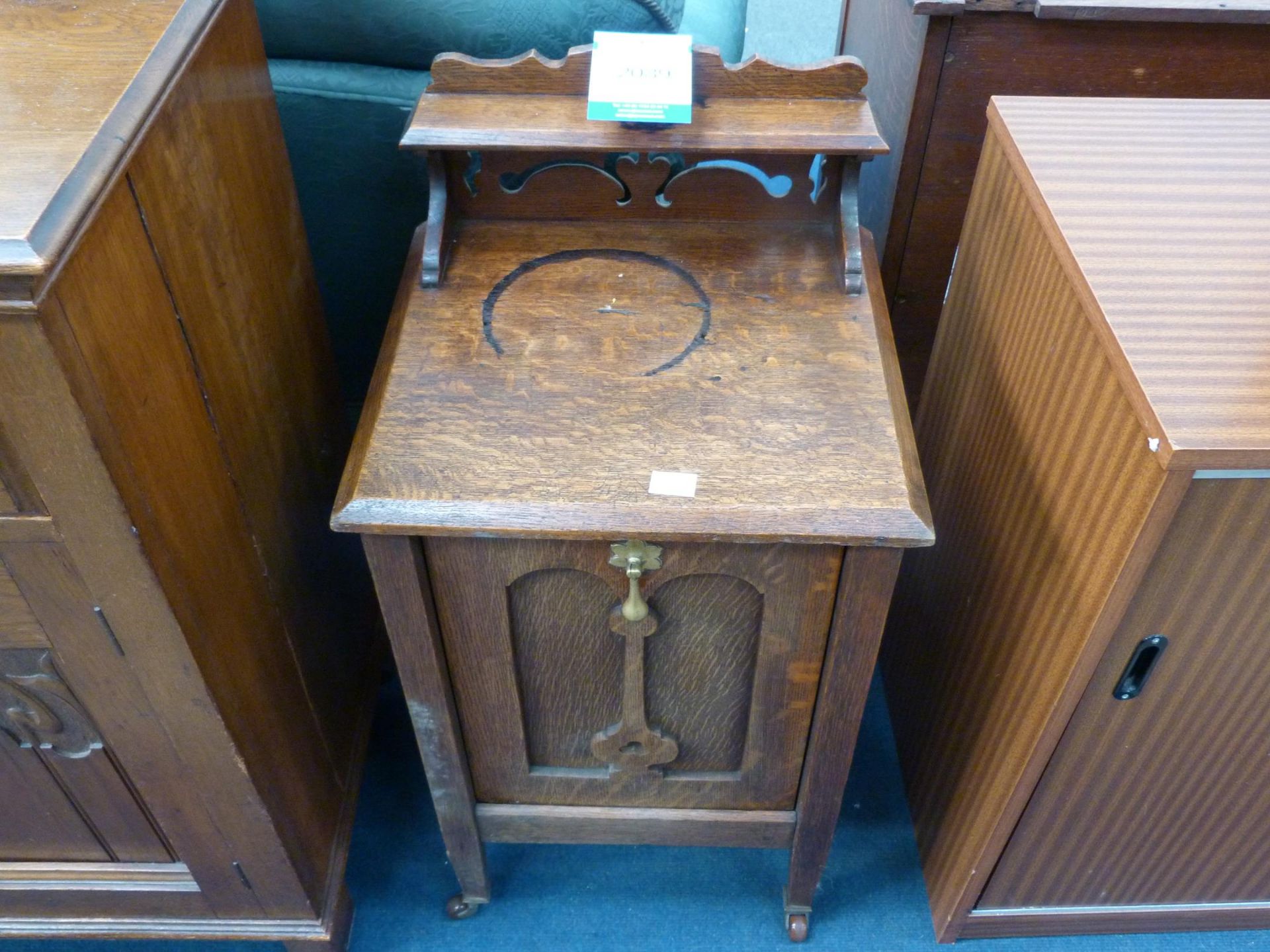 An Edwardian Oak Coal Purdonium with metal liner 40cm (Est. £30-£50)