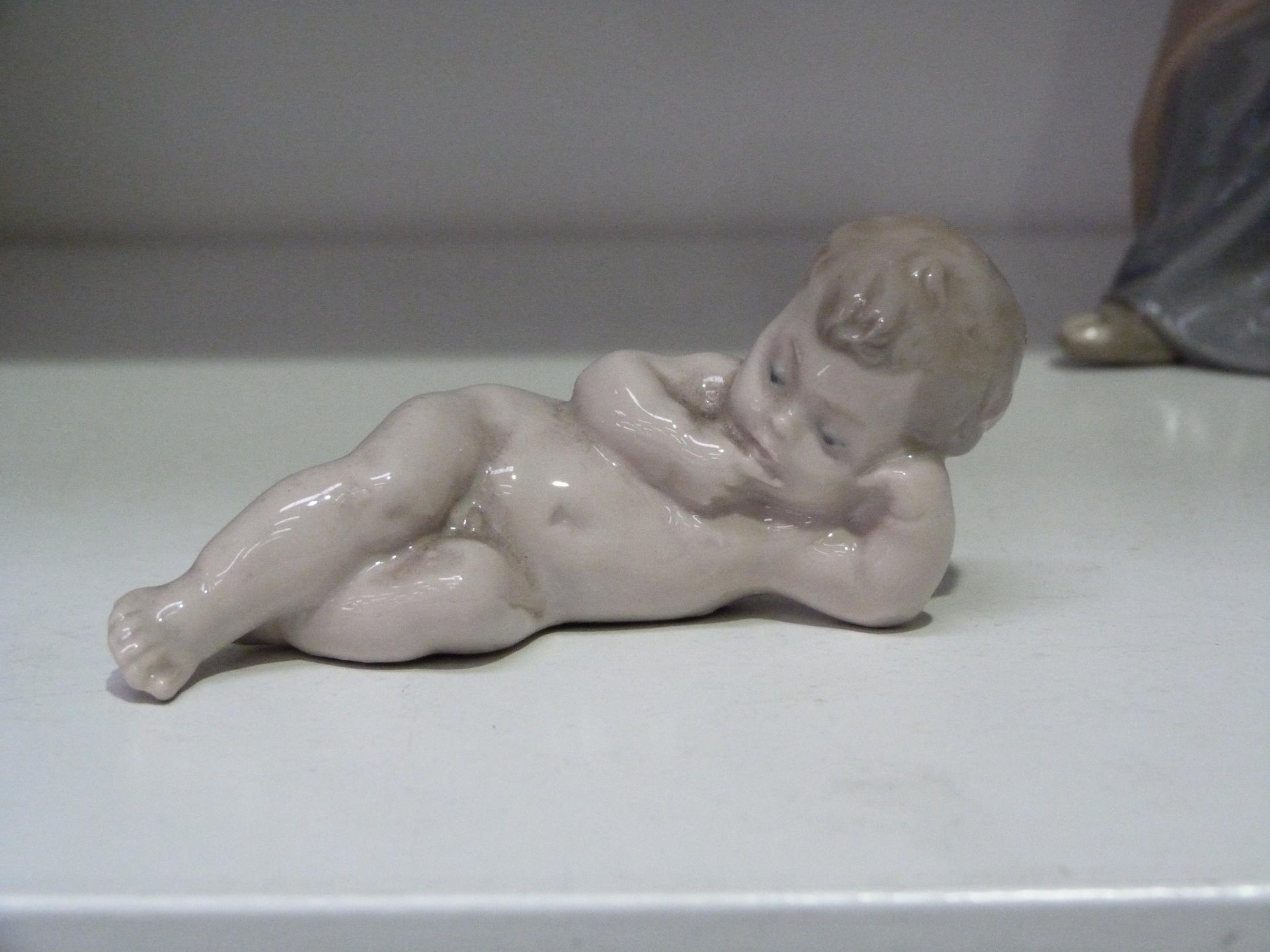 This is a Timed Online Auction on Bidspotter.co.uk, Click here to bid. A Nao Lladro Baby Figurine - Image 2 of 4