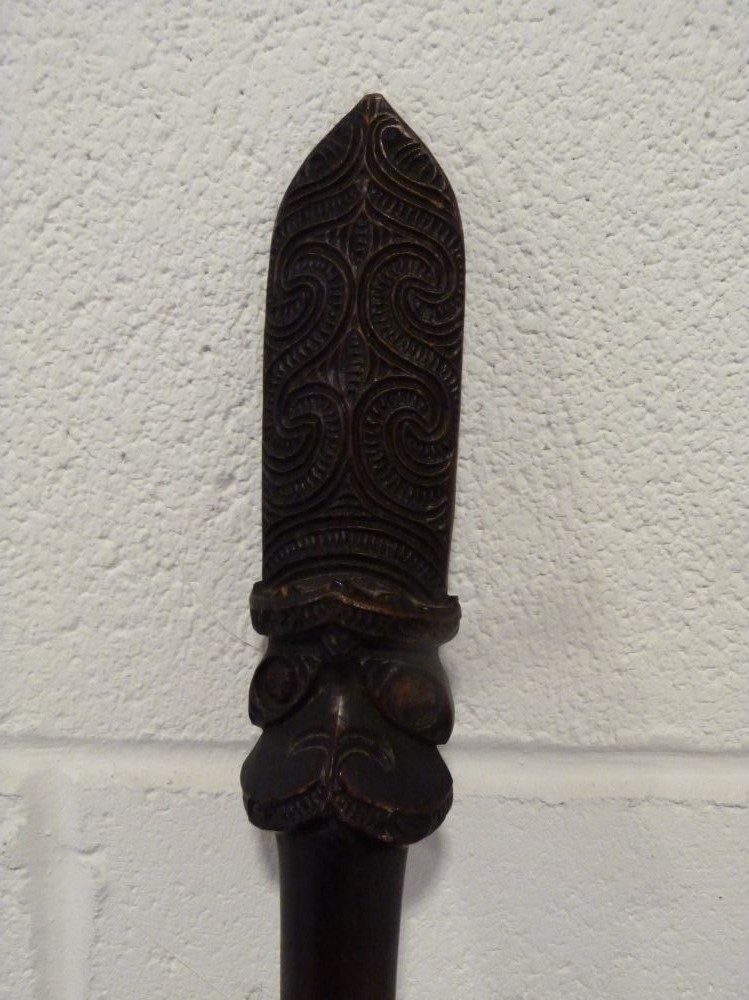 This is a Timed Online Auction on Bidspotter.co.uk, Click here to bid. A Hardwood Maori Taiaha - Image 2 of 2