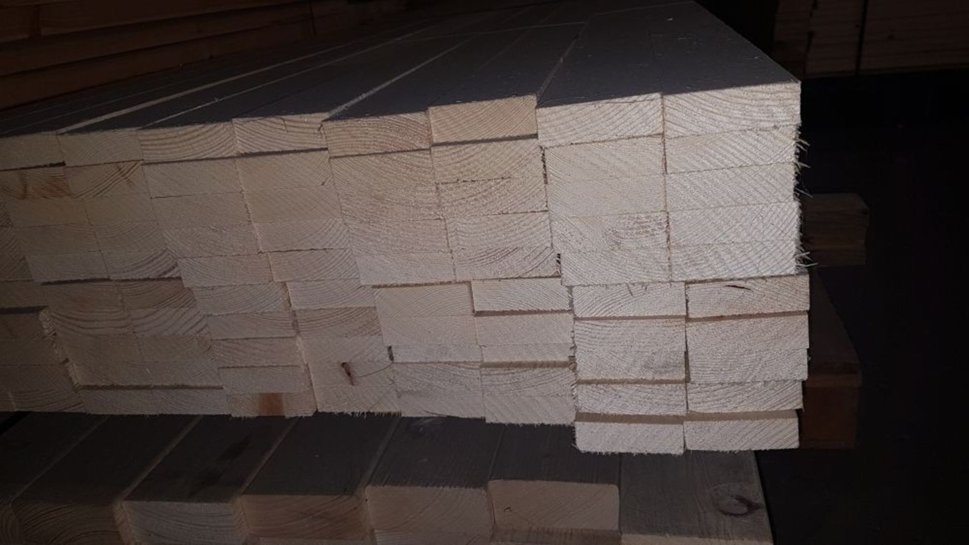 * 22x63 (20x60), planed square edged, 100 pieces @ 1936mm. MX0425. Please note this lot is located