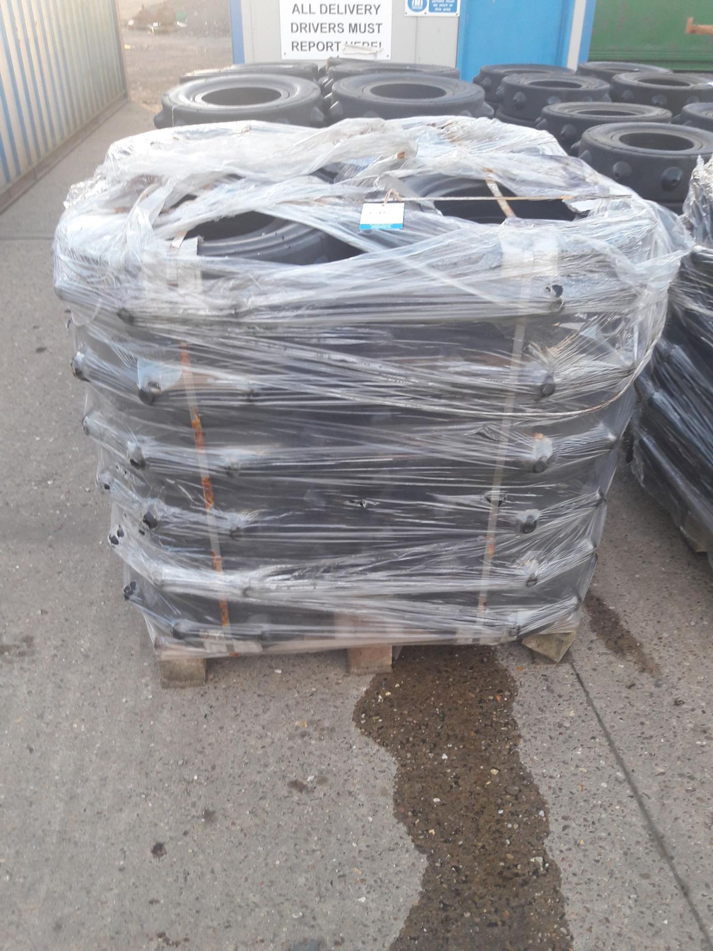 * 24 x Aqueel 2 tyres 125cm spacing