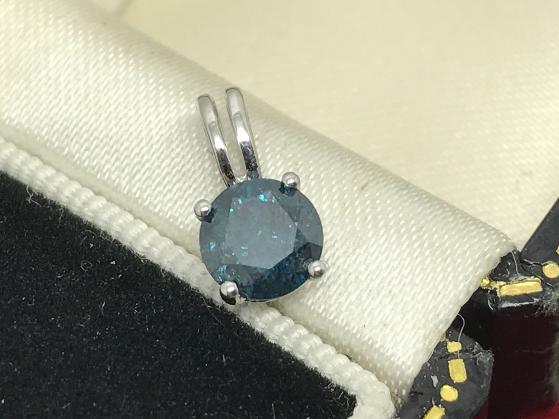 0.73ct BLUE TREATED DIAMOND PENDANT SET IN WHITE METAL TESTED AS 18ct GOLD