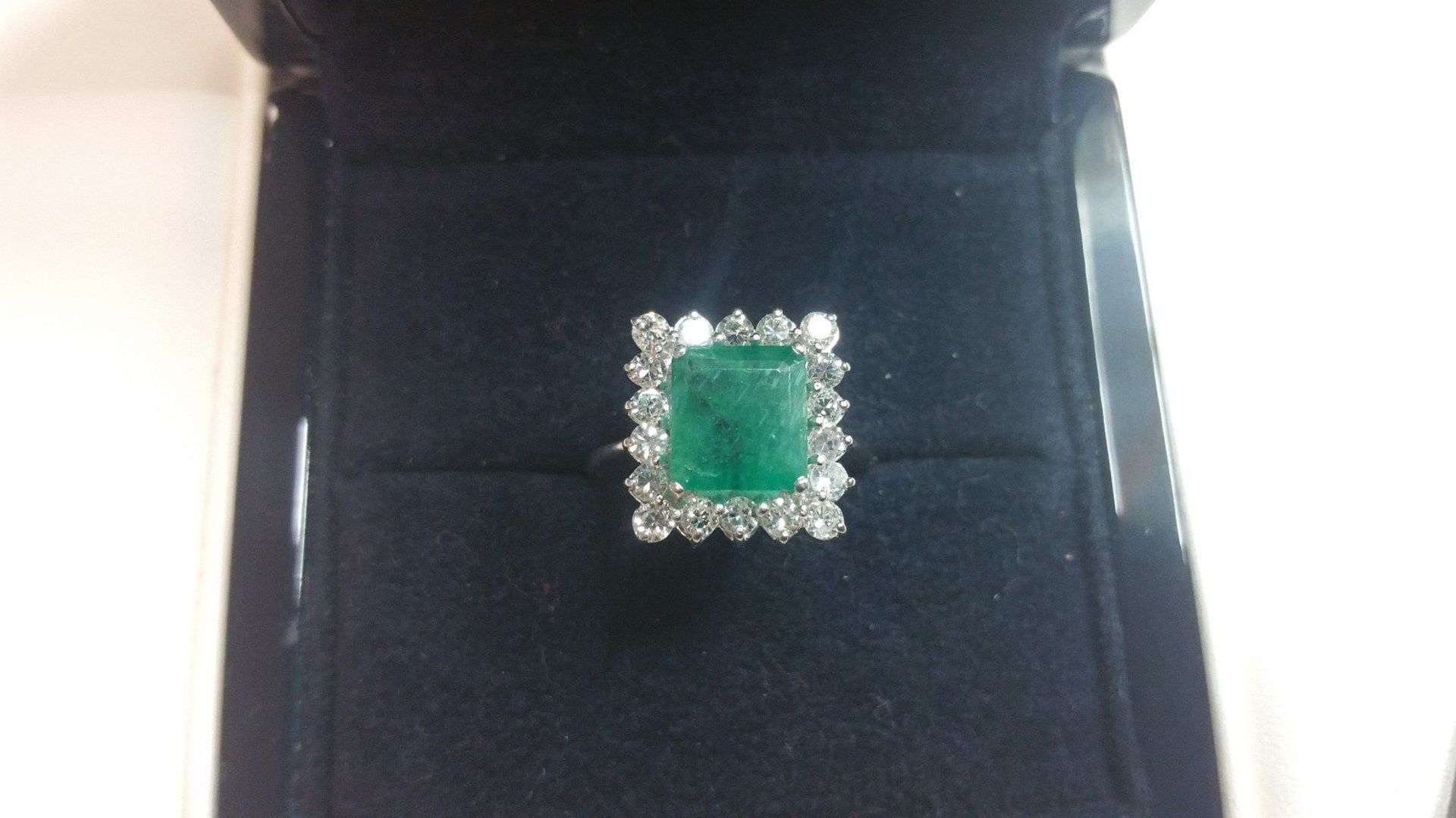 14ct WHITE GOLD EMERALD & DIAMOND RING 2.8ct