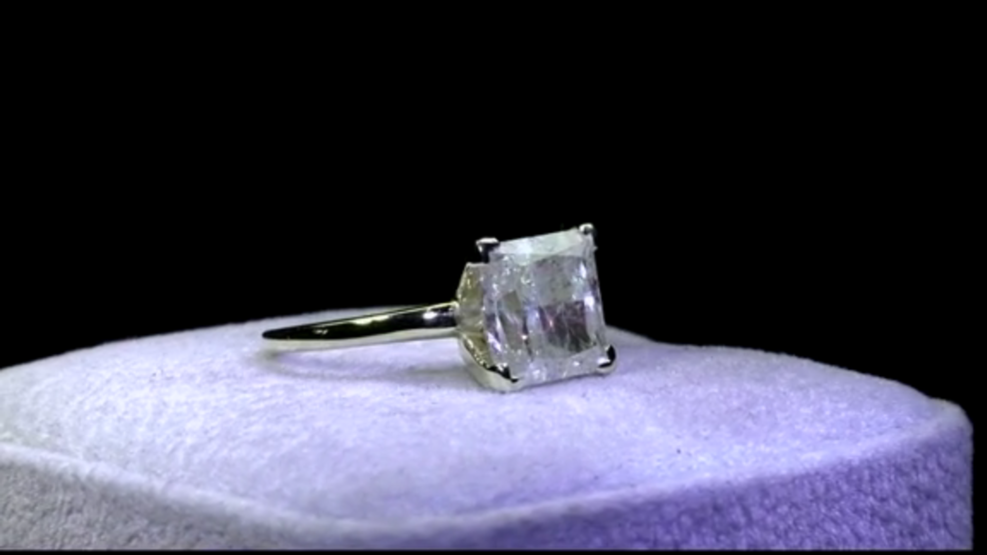 IMPRESSIVE 4.5ct PRINCESS CUT DIAMOND SOLITAIRE RING SET IN YELLOW METAL TESTED AS 14ct GOLD - Image 2 of 3