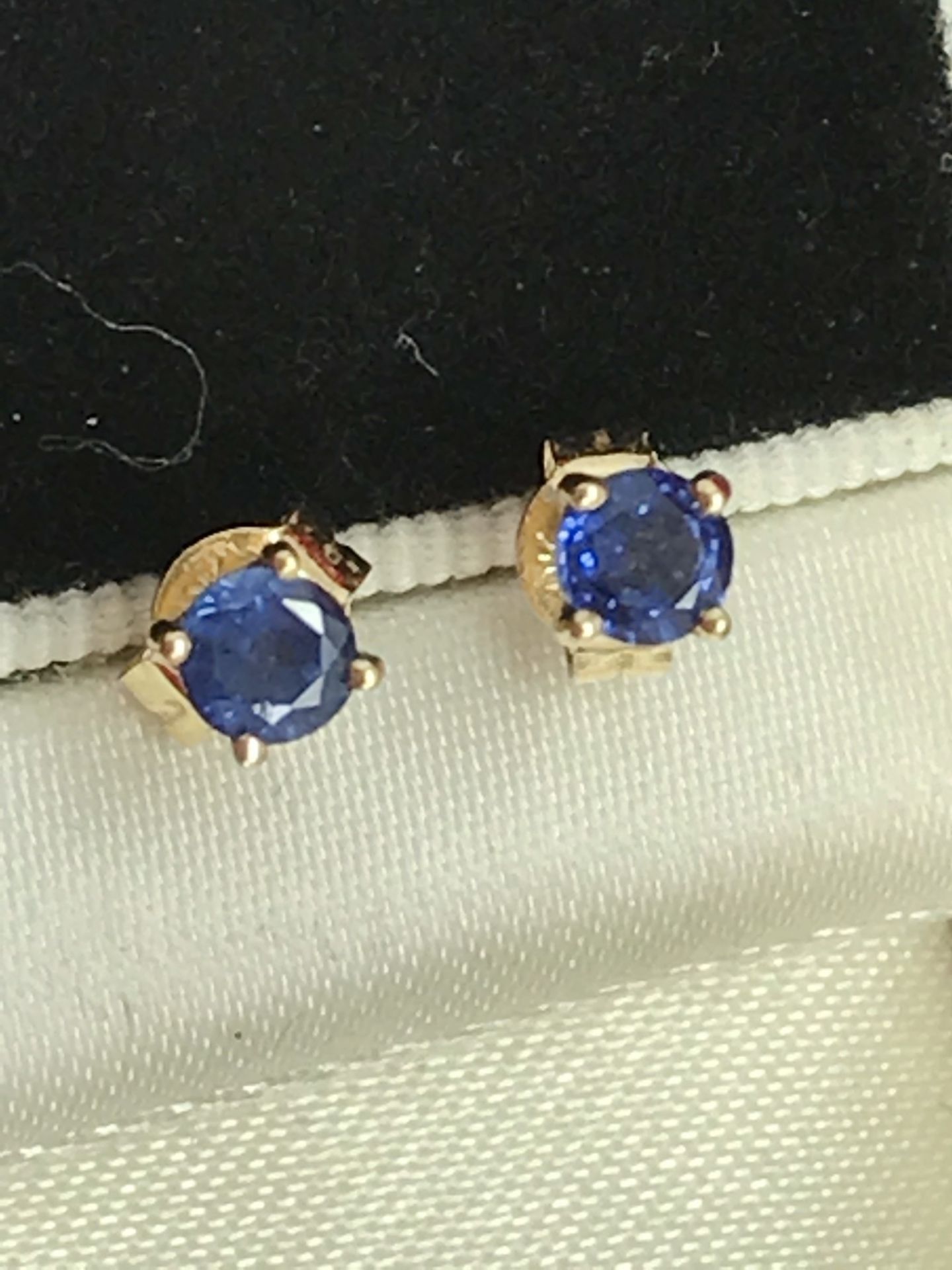 APPROX 0.44ct BLUE SAPPHIRE STUD EARRINGS