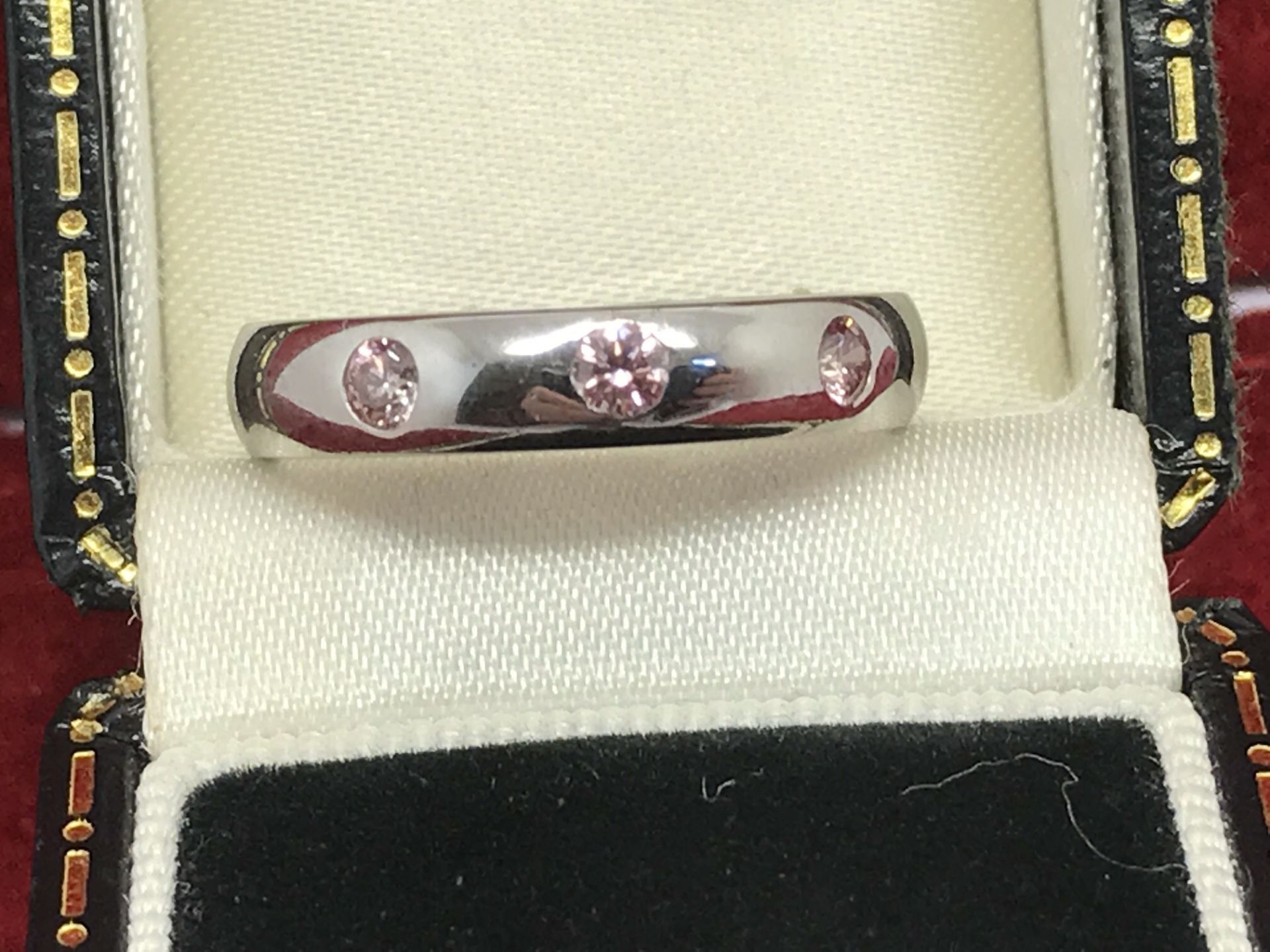 9ct WHITE GOLD BAND SET WITH 3 x PINK DIAMONDS