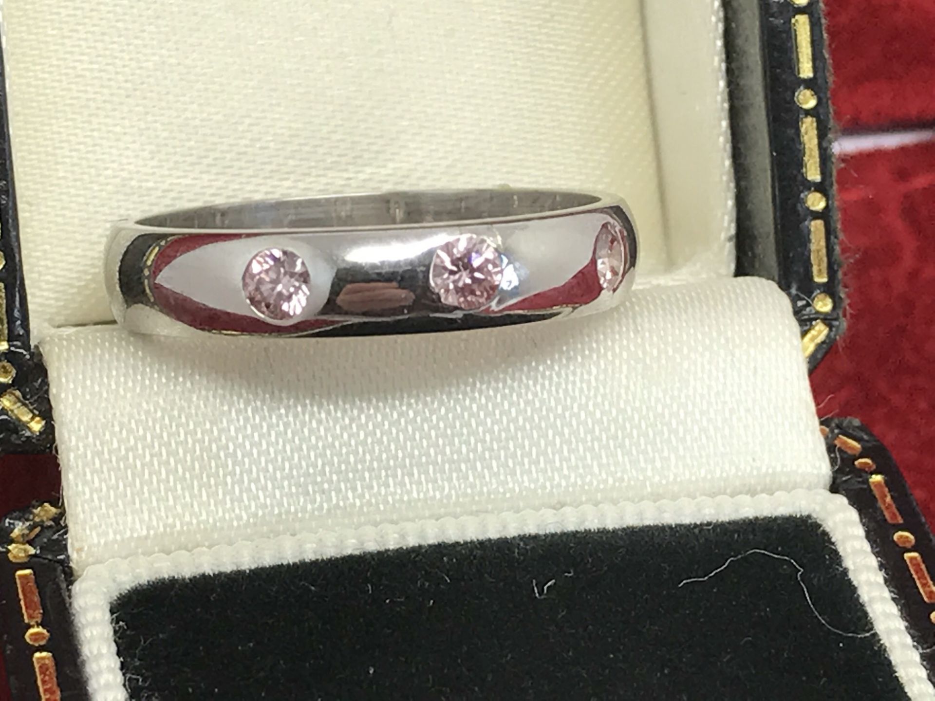 9ct WHITE GOLD BAND SET WITH 3 x PINK DIAMONDS - Image 2 of 2