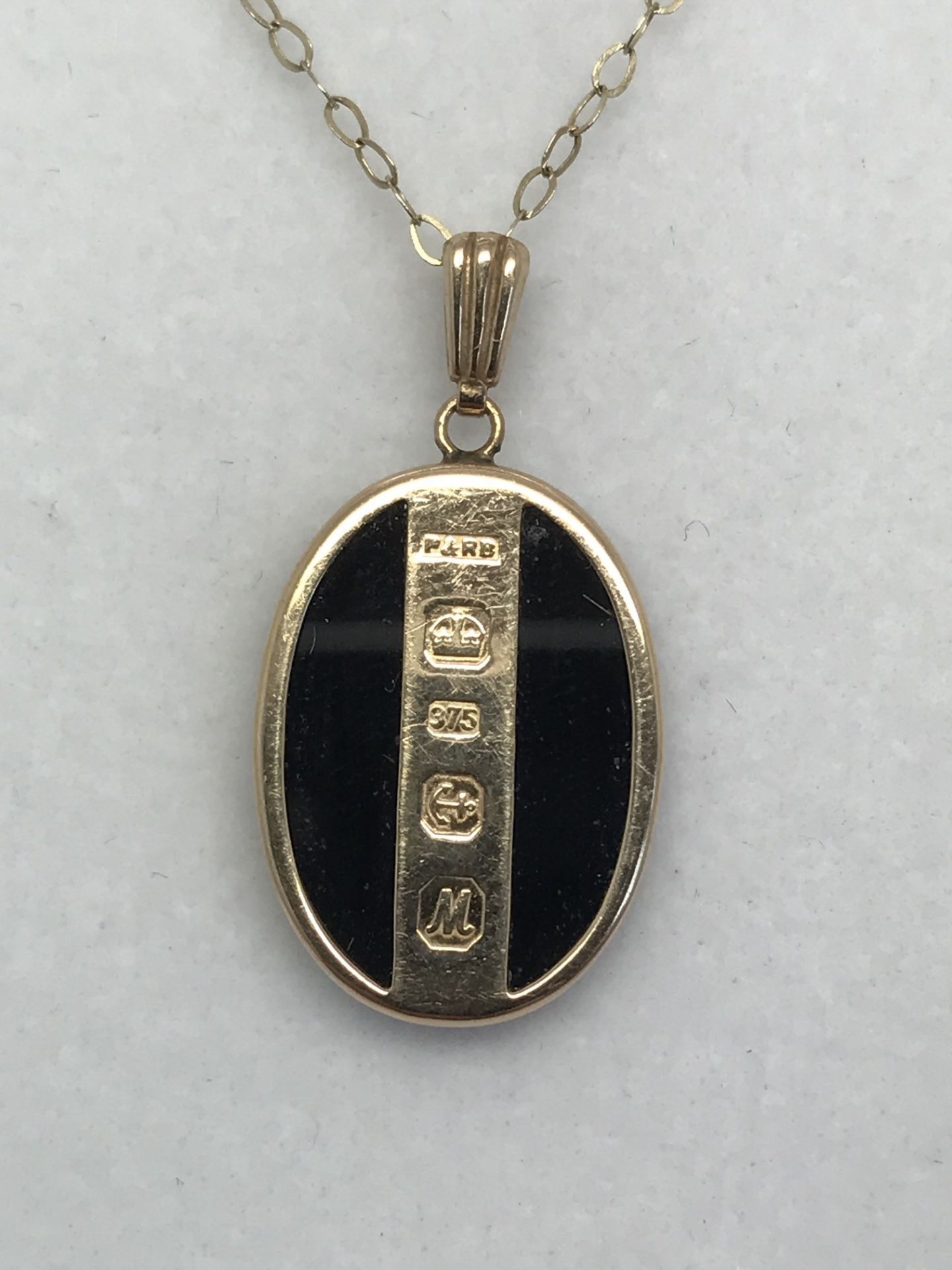 9ct Gold Onyx Pendant - Comes with 9ct Gold 16"Chain