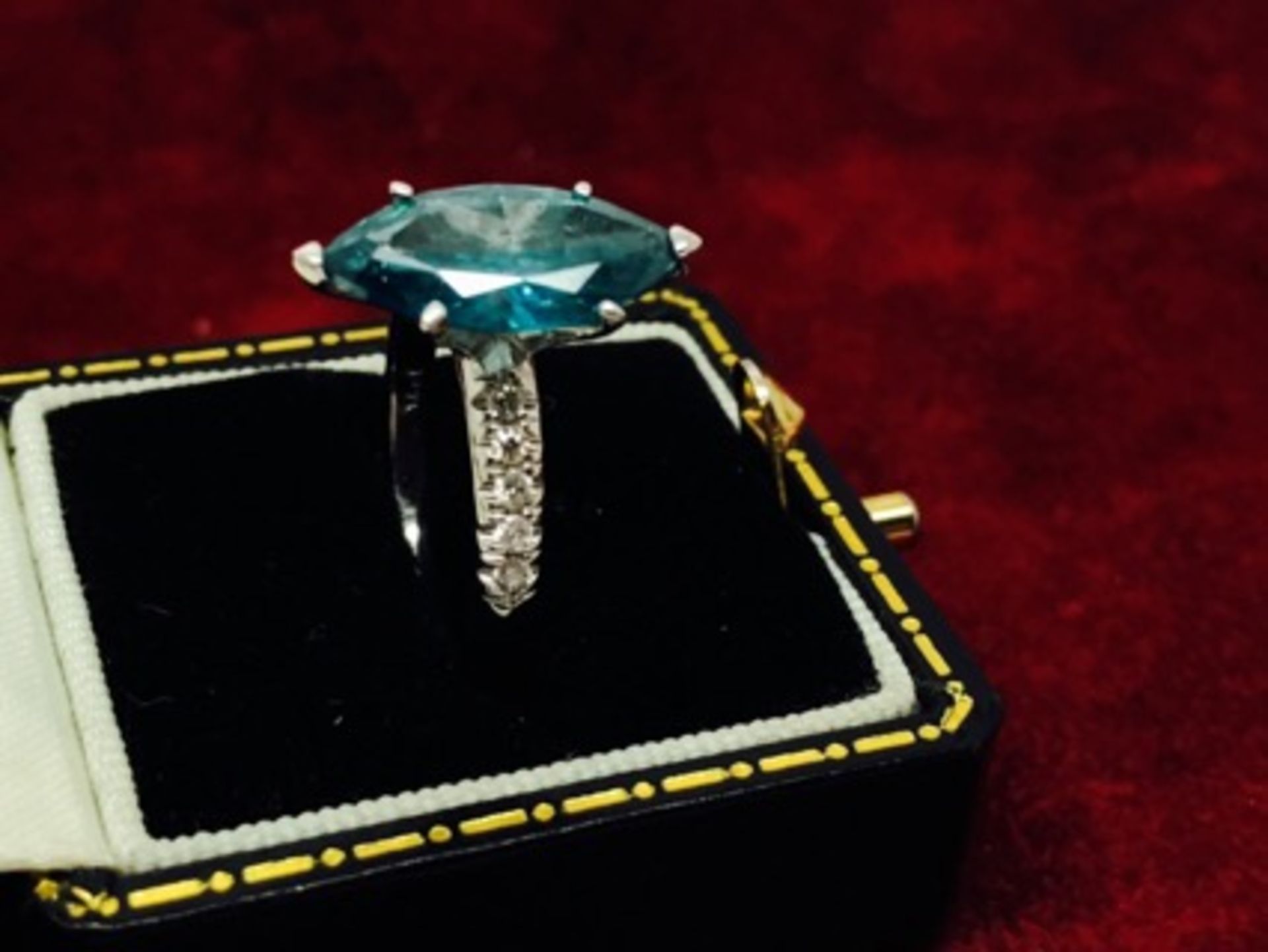 AMAZING 2.5ct BLUE MARQUISE CUT DIAMOND WITH 0.15ct OF ROUND CUT DIAMONDS - VIDEO - Image 2 of 2