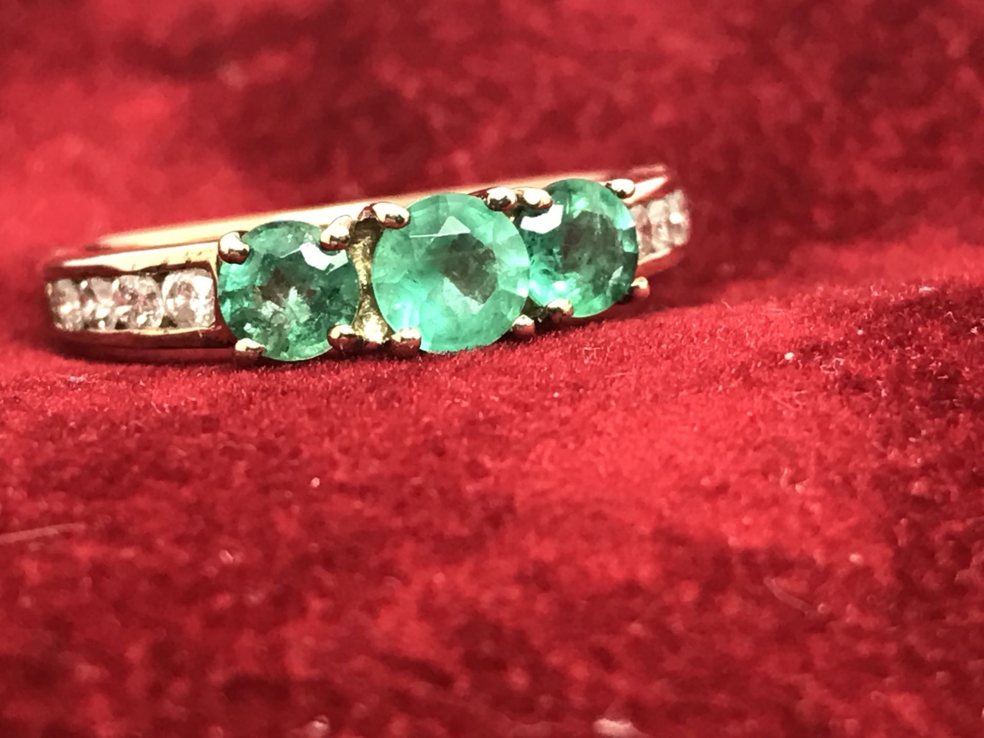 LOVELY 9ct GOLD EMERALD & DIAMOND RING