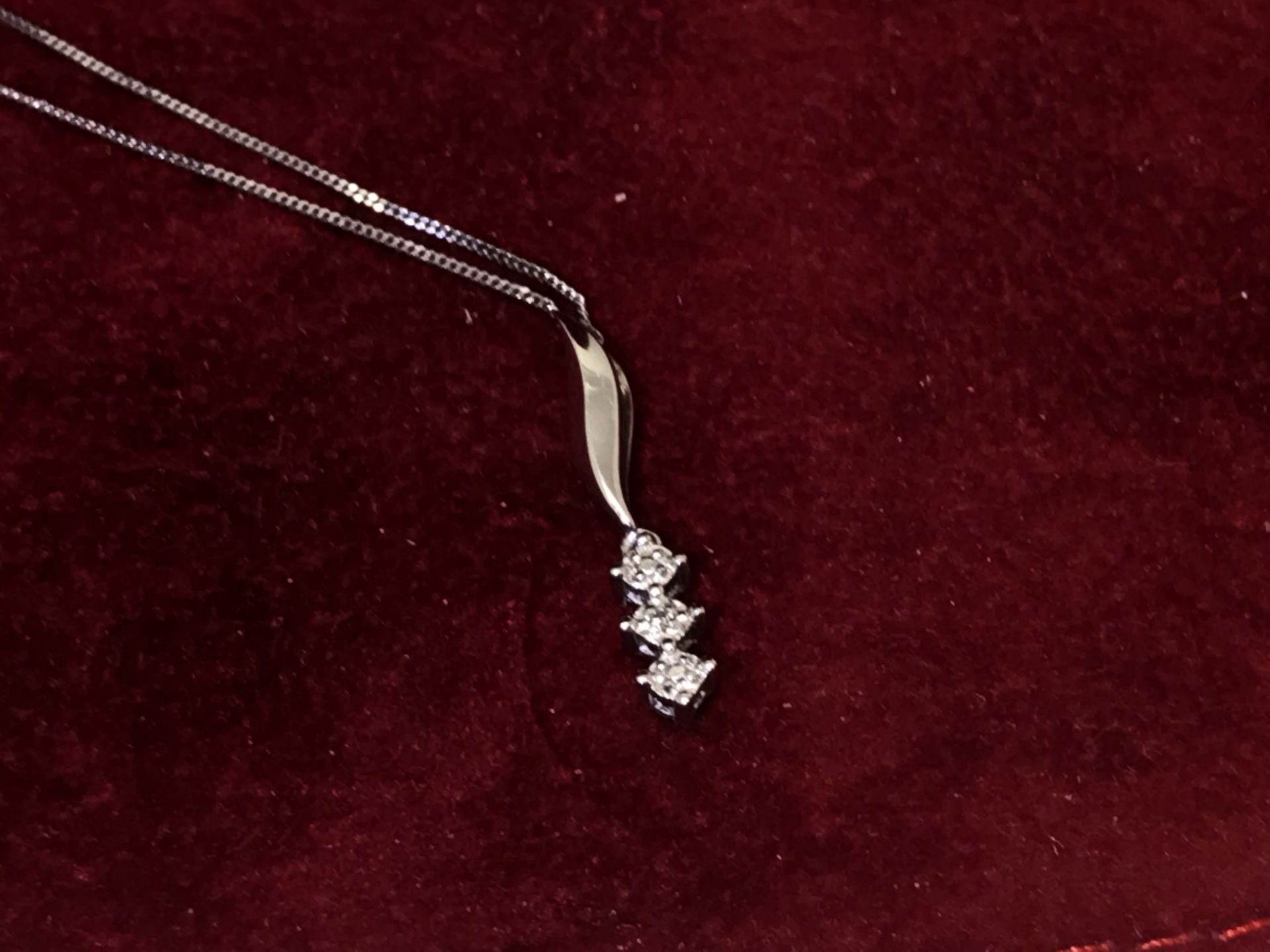 9ct WHITE GOLD DIAMOND PENDANT & CHAIN - Image 2 of 2