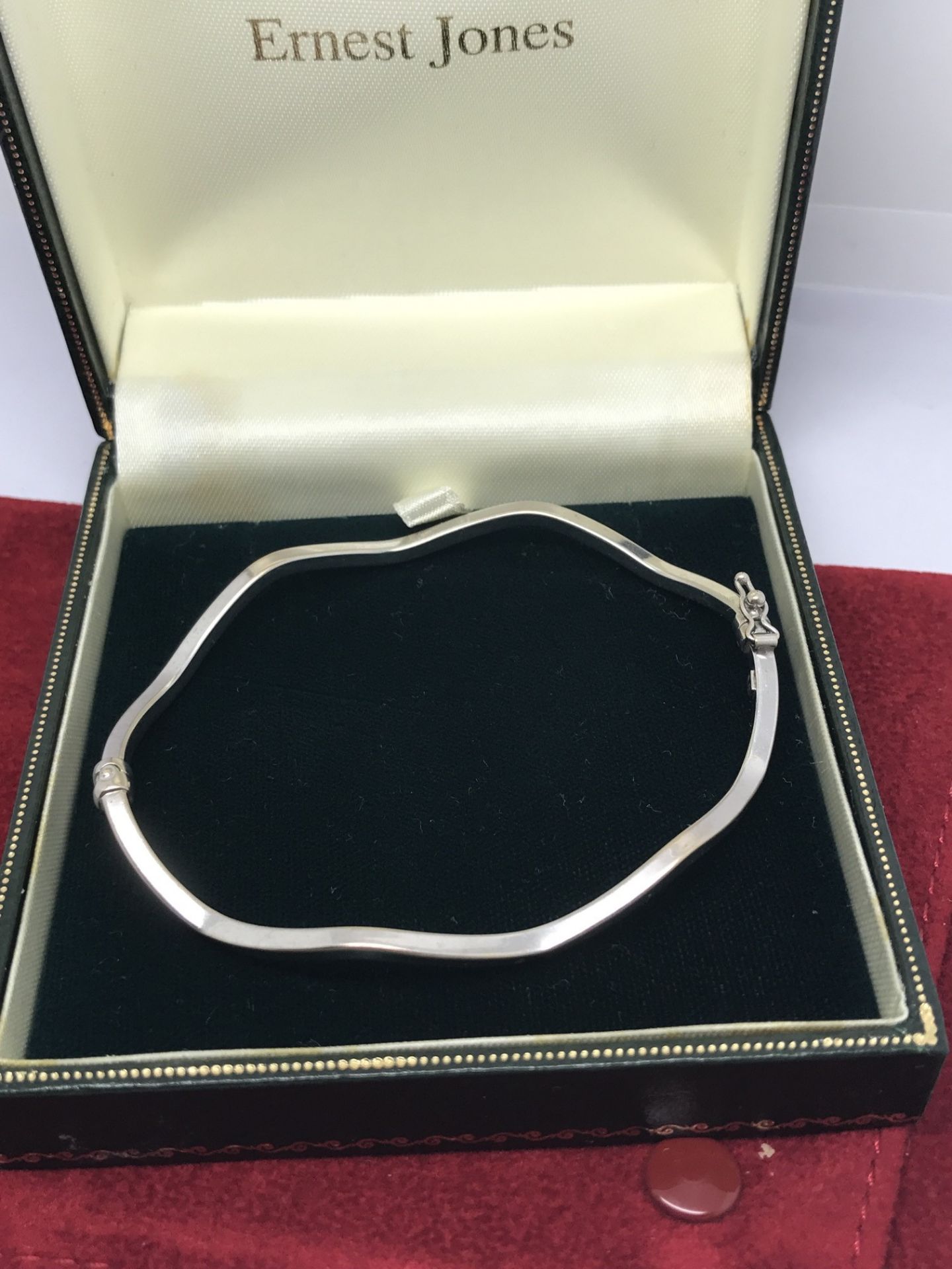 9ct WHITE GOLD HINGED WAVE BANGLE