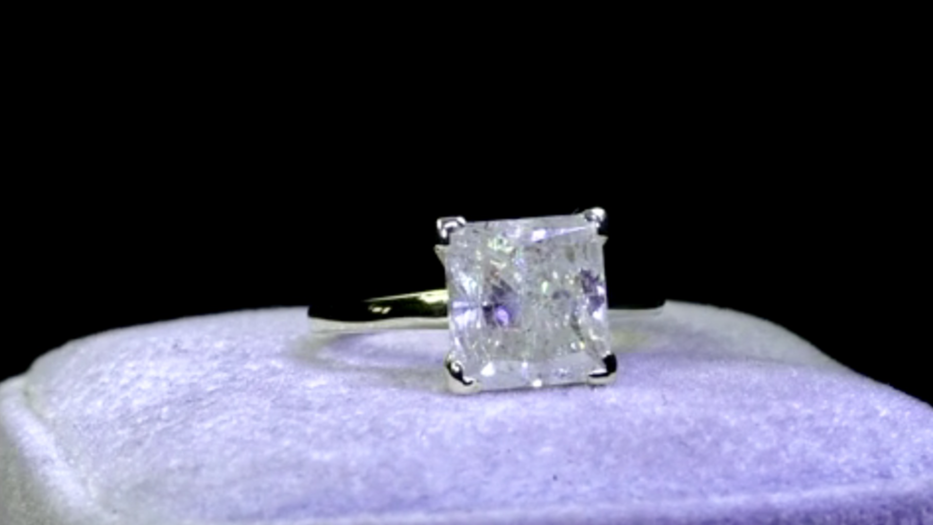 IMPRESSIVE 4.5ct PRINCESS CUT DIAMOND SOLITAIRE RING SET IN YELLOW METAL TESTED AS 14ct GOLD