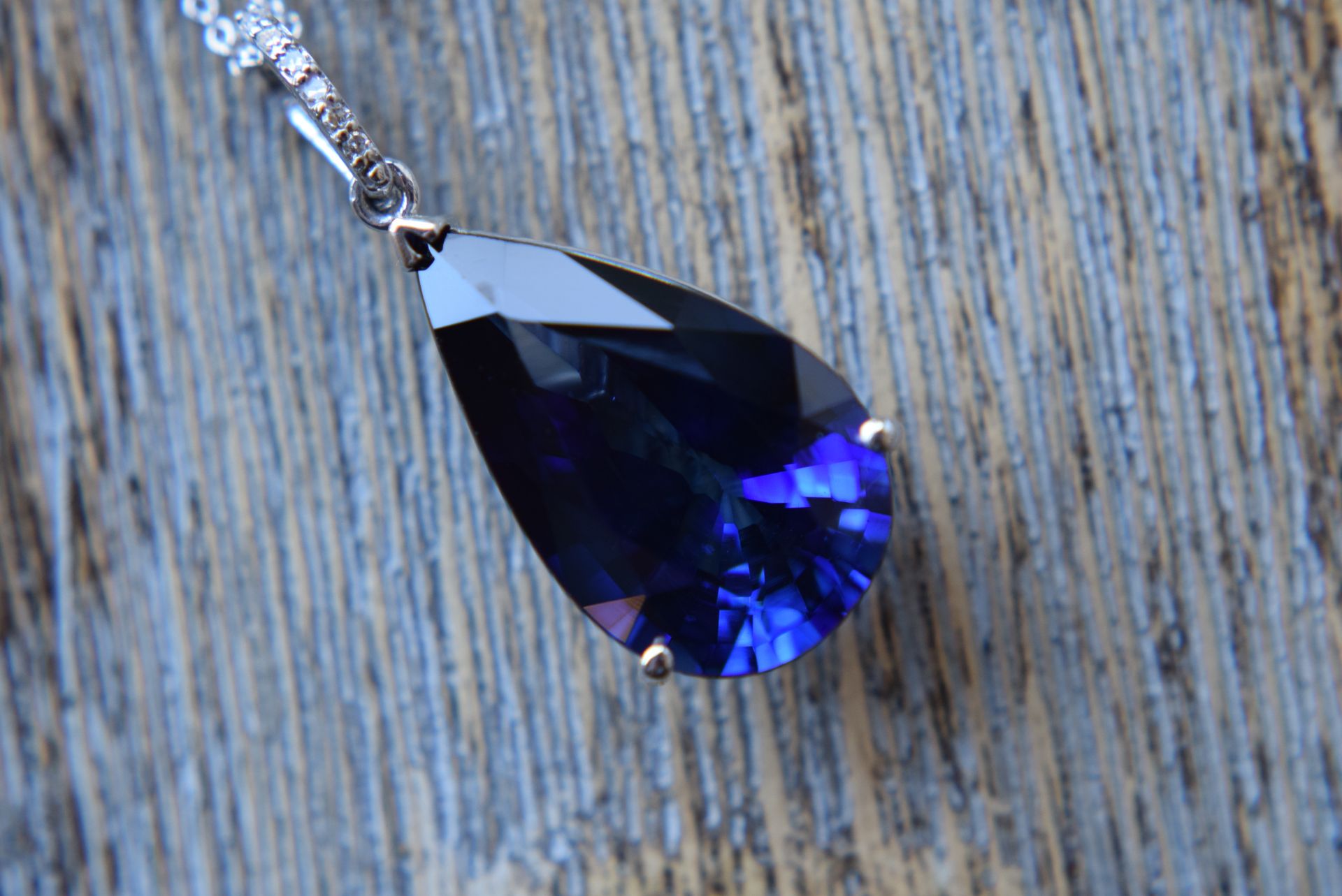 AMAZING Kashmir Blue Sapphire Pendant Necklace set in 14ct White gold Approx 12.50ct