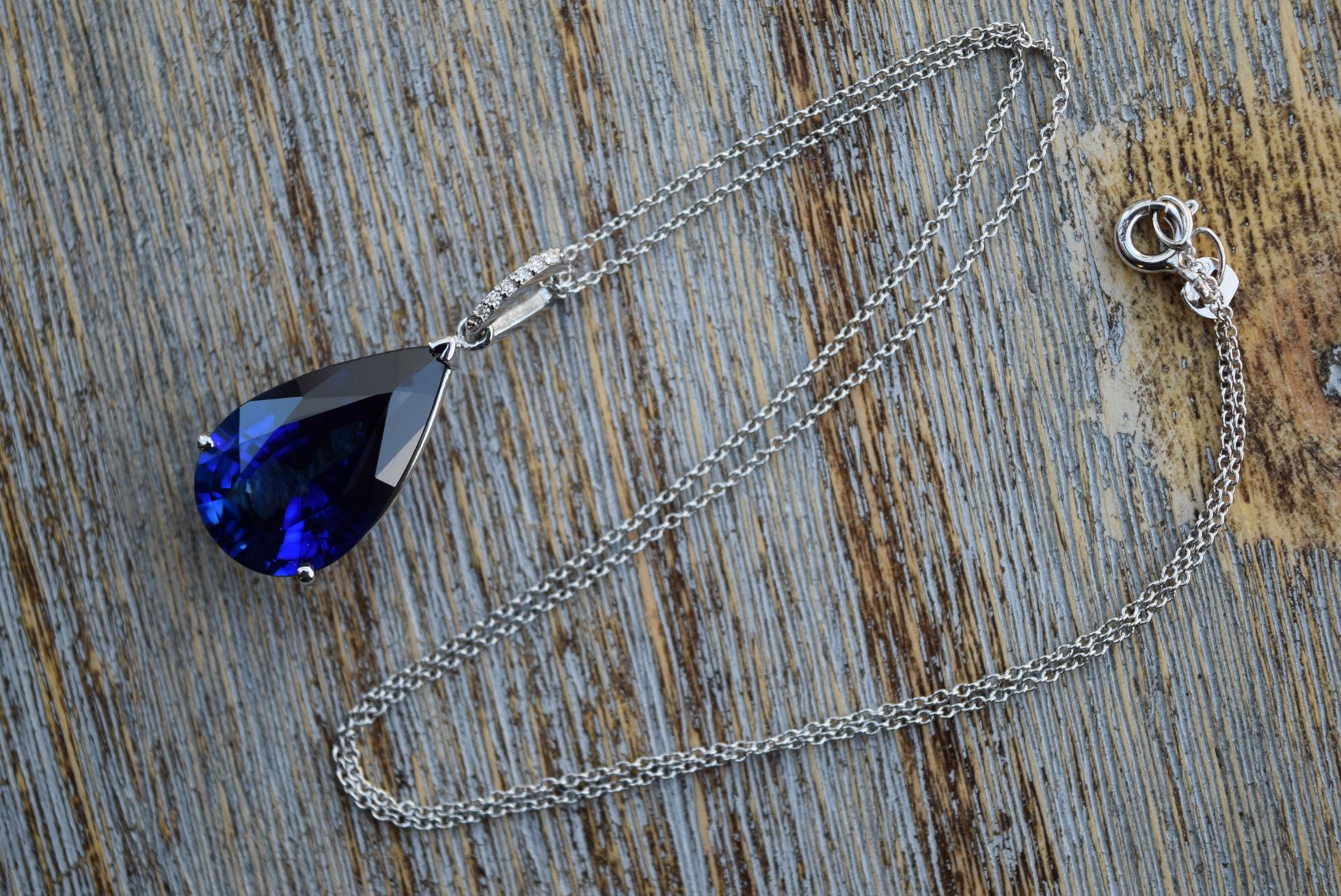 AMAZING Kashmir Blue Sapphire Pendant Necklace set in 14ct White gold Approx 12.50ct - Image 3 of 4