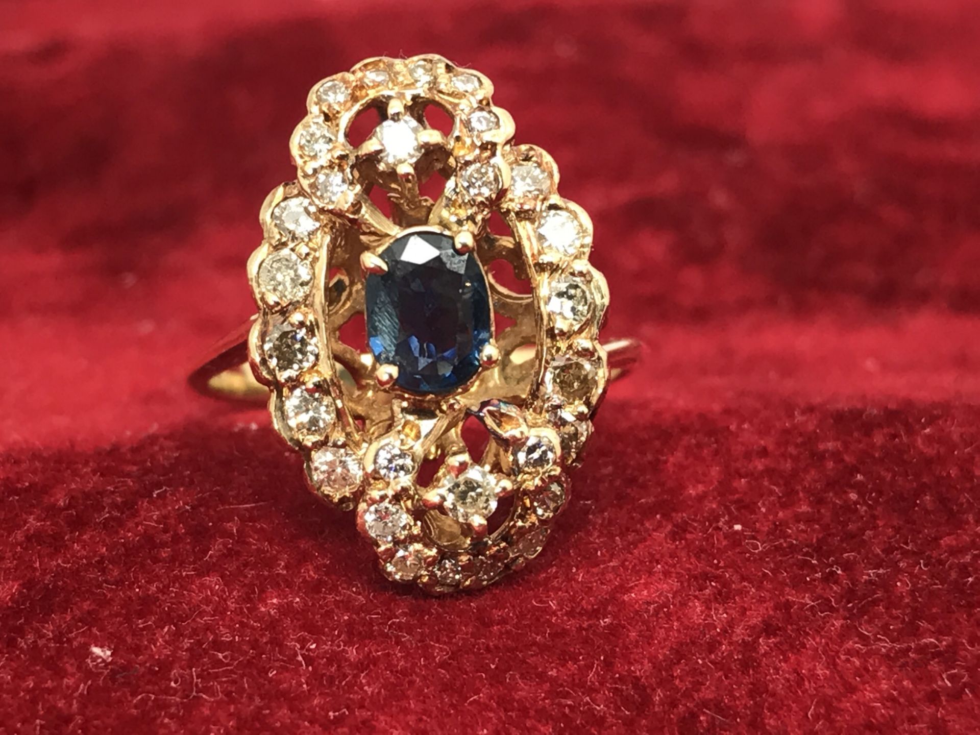 SUPERB FINE SAPPHIRE & DIAMOND ANTIQUE RING SET IN YELLOW METAL TESTED AS 18ct GOLD