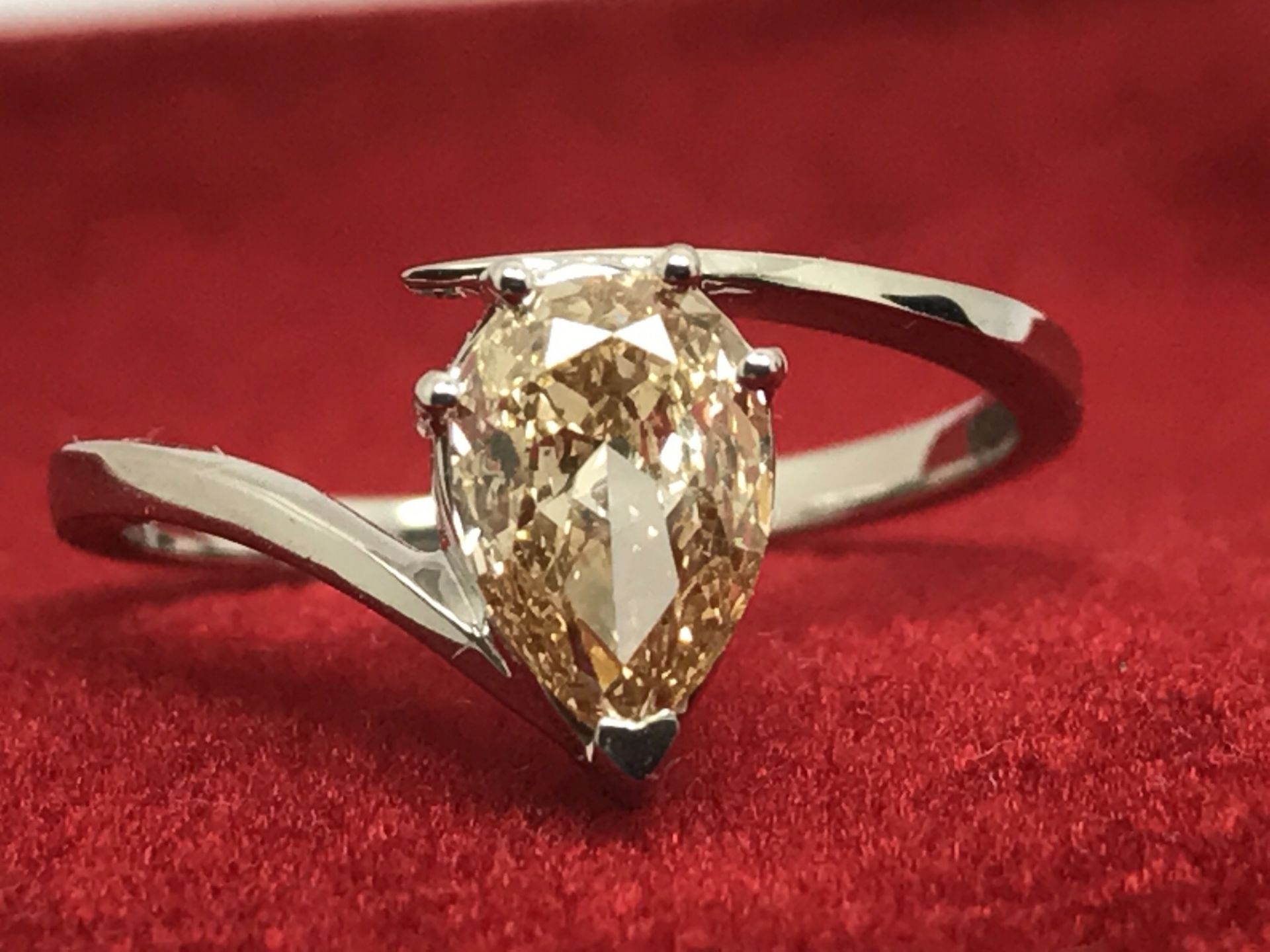 1.18ct PEAR CUT DIAMOND RING SET IN WHITE METAL TESTED AS 18ct GOLD