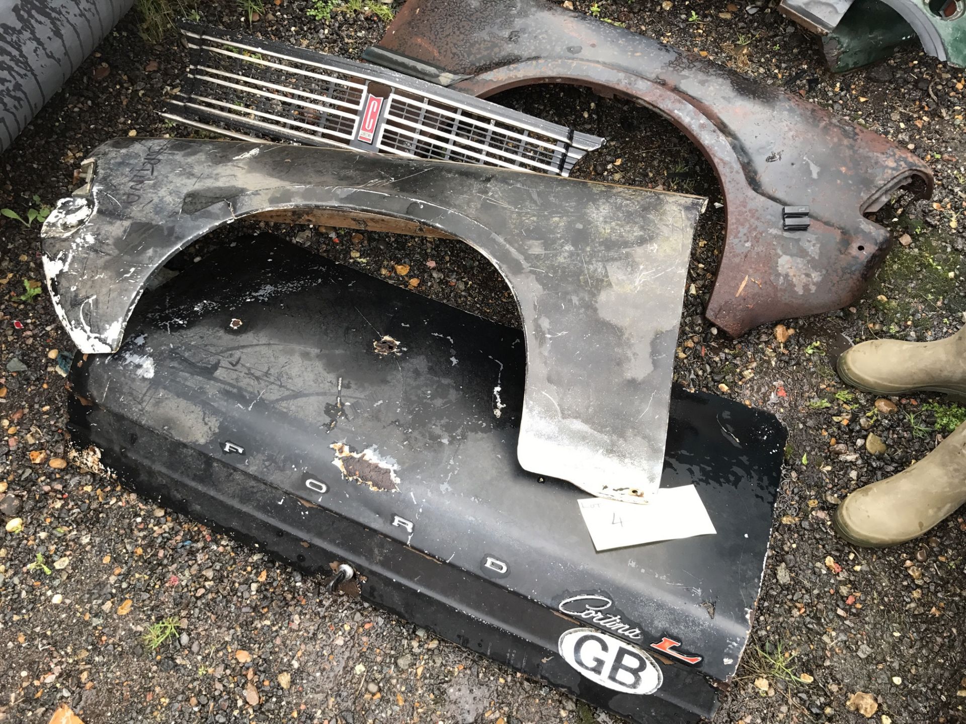 Ford Cortina grill, boot panel and 2 wings - NO RESERVE - Image 2 of 2