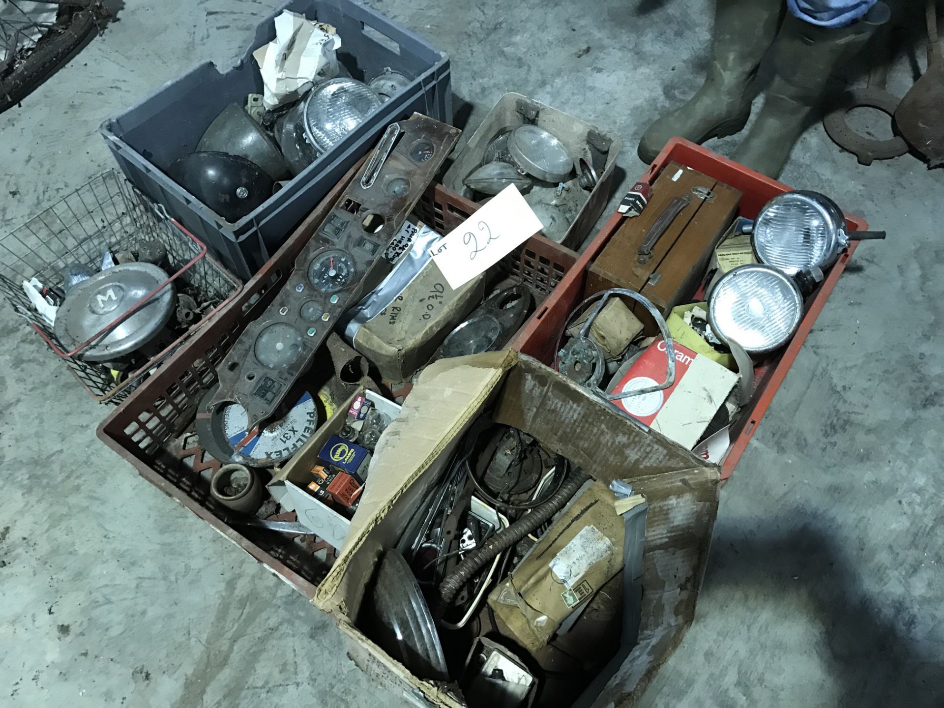 Selection of headlamps, dash boards etc. - NO RESERVE