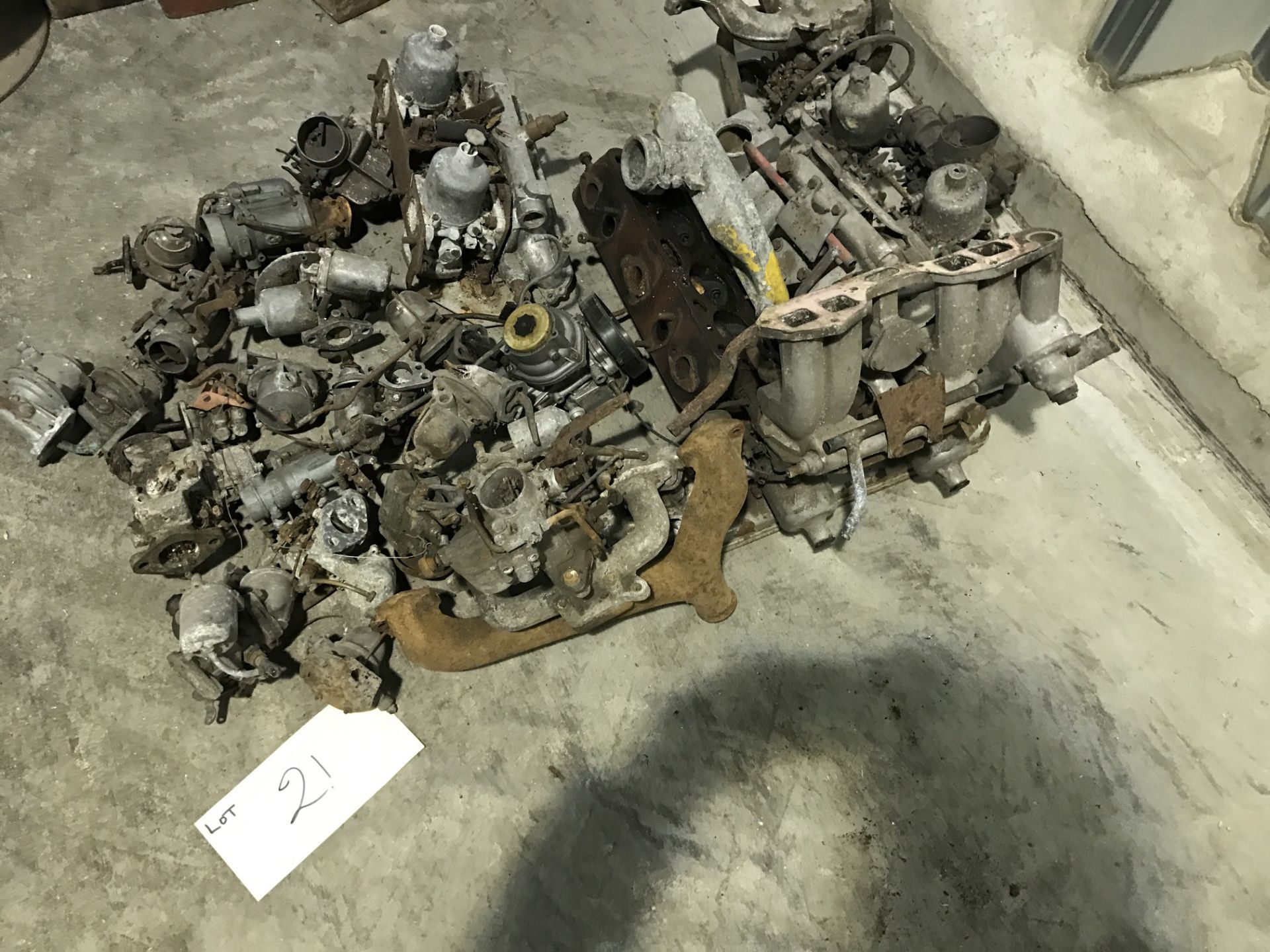 Quantity of carburettors etc. - NO RESERVE