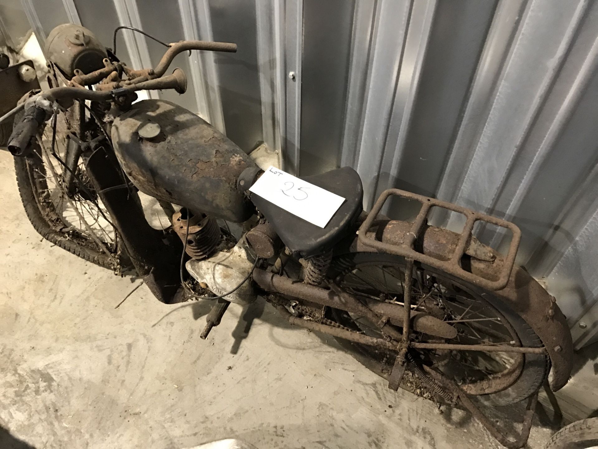 EXCELSIOR Vintage motorcycle with Villiers engine. Year Unknown and no papers. - NO RESERVE - Image 3 of 7