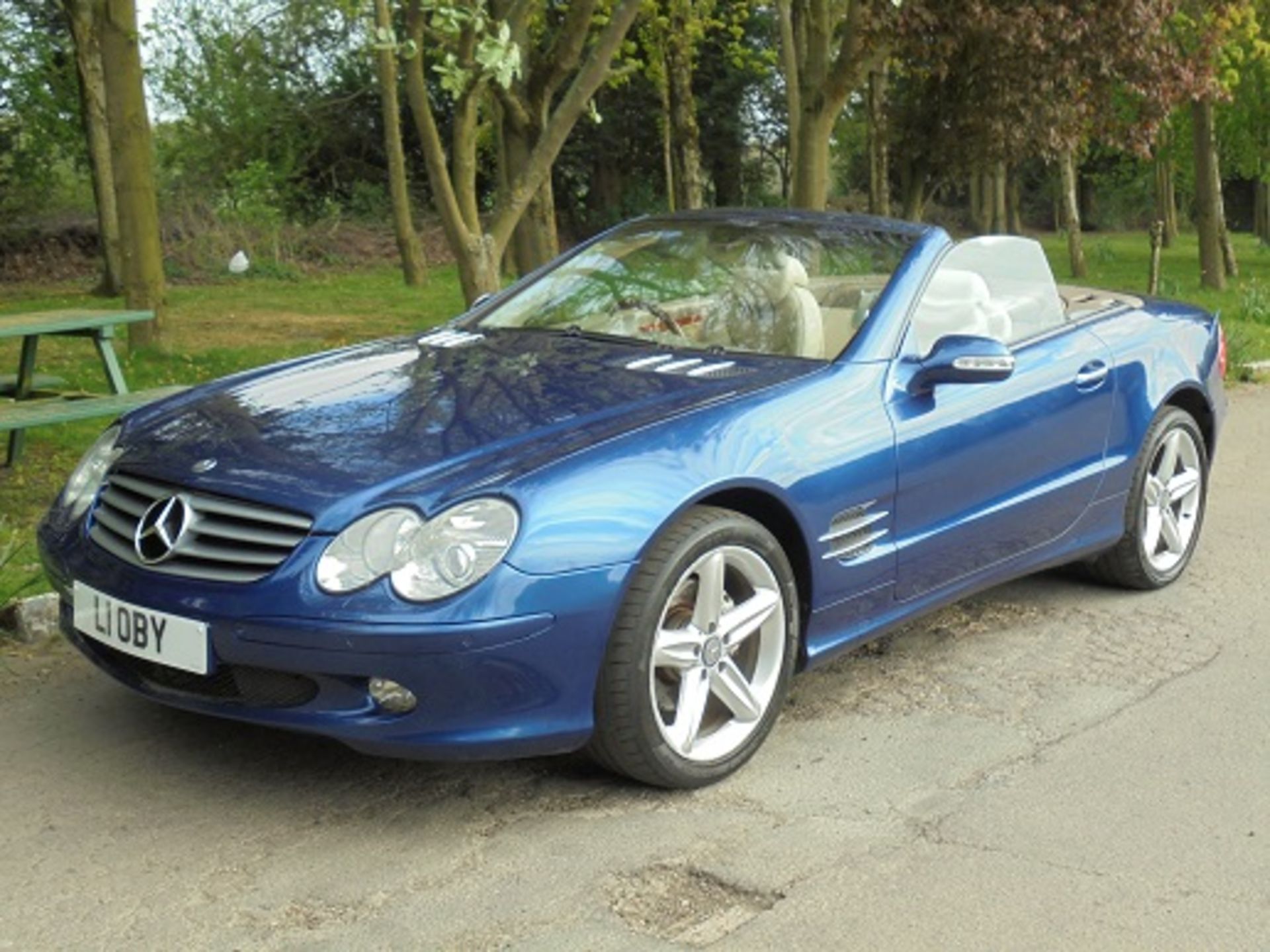 MERCEDES SL350 WITH PRIVATE PLATE: L1OBY INCLUDED