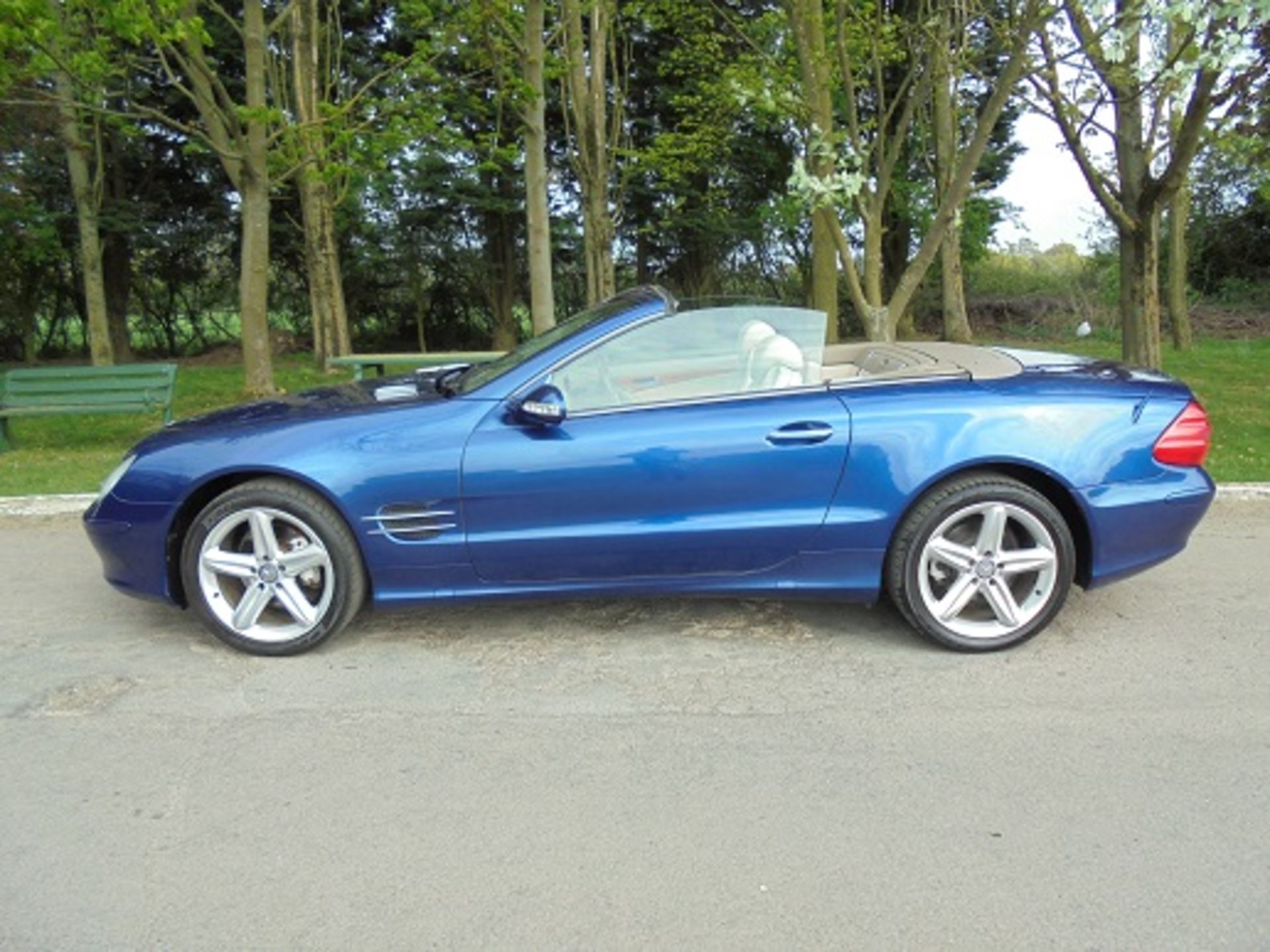 MERCEDES SL350 WITH PRIVATE PLATE: L1OBY INCLUDED - Image 5 of 13