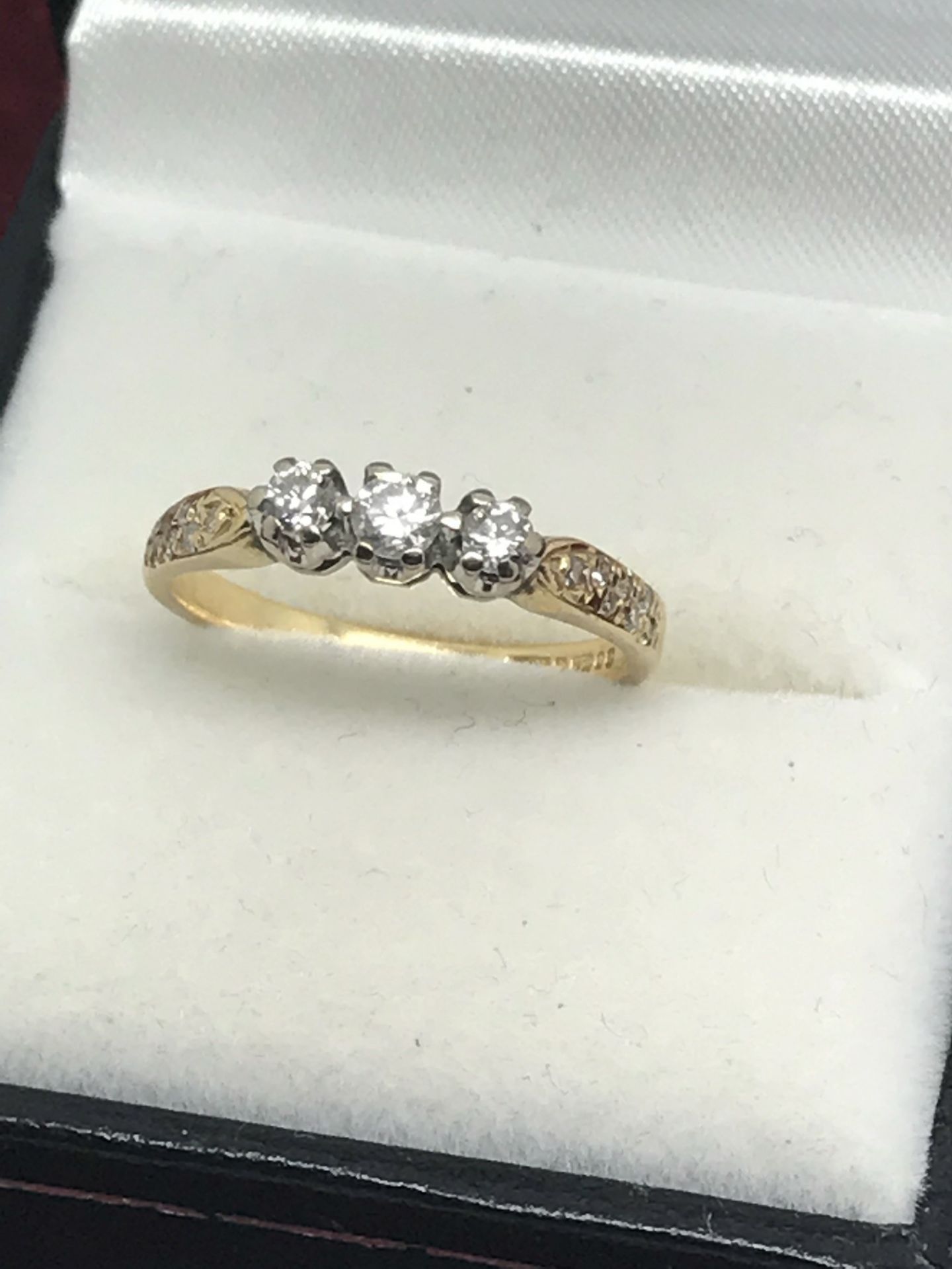 18ct GOLD 3 STONE DIAMOND RING