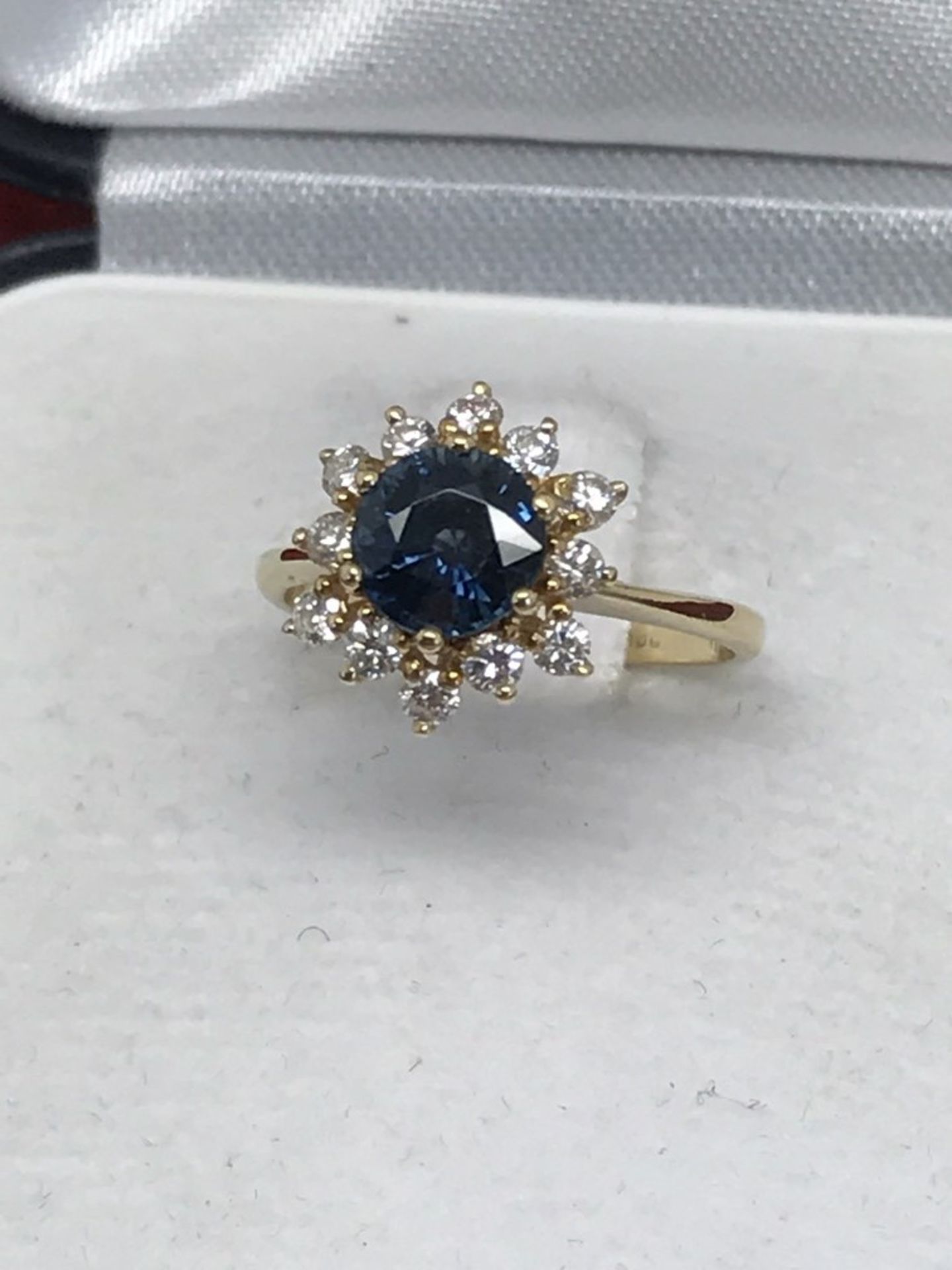 FINE 18ct GOLD BLUE SAPPHIRE & DIAMOND RING - Image 3 of 3