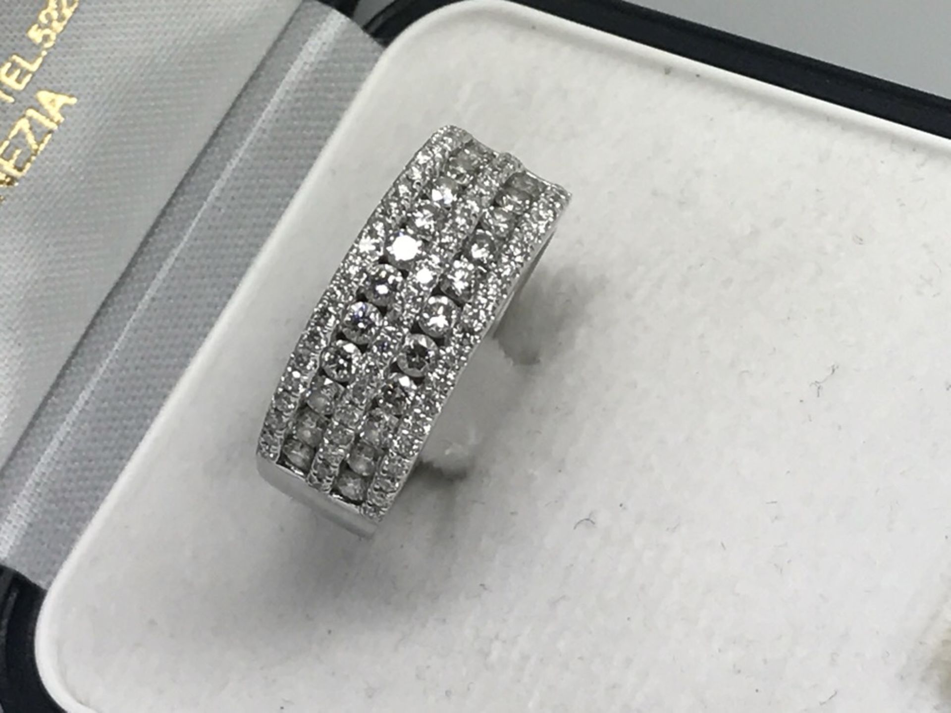 FINE 18ct WHITE GOLD 1.25ct ROUND CUT DIAMOND RING - Image 2 of 4