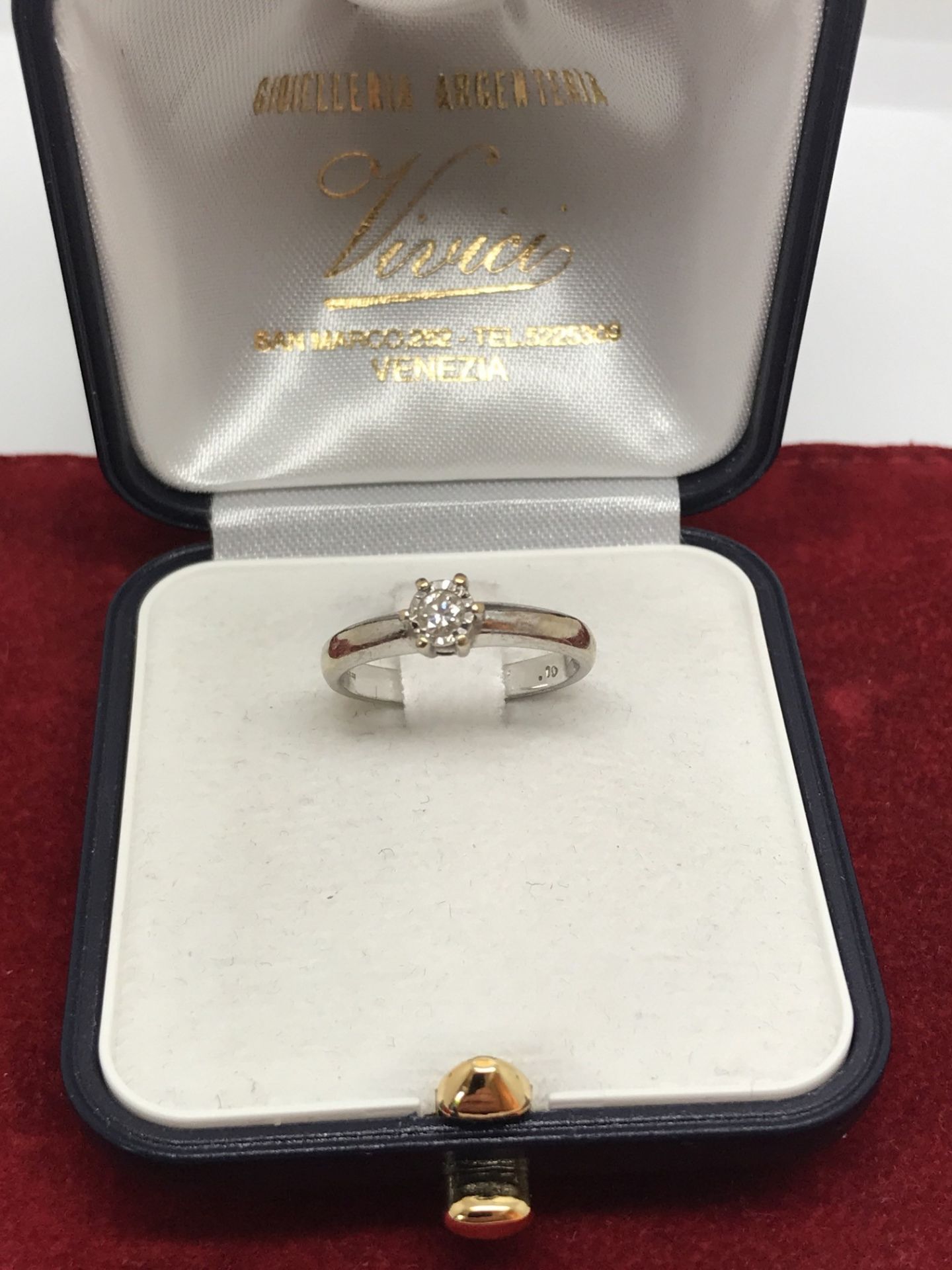 9ct GOLD DIAMOND SOLITAIRE RING