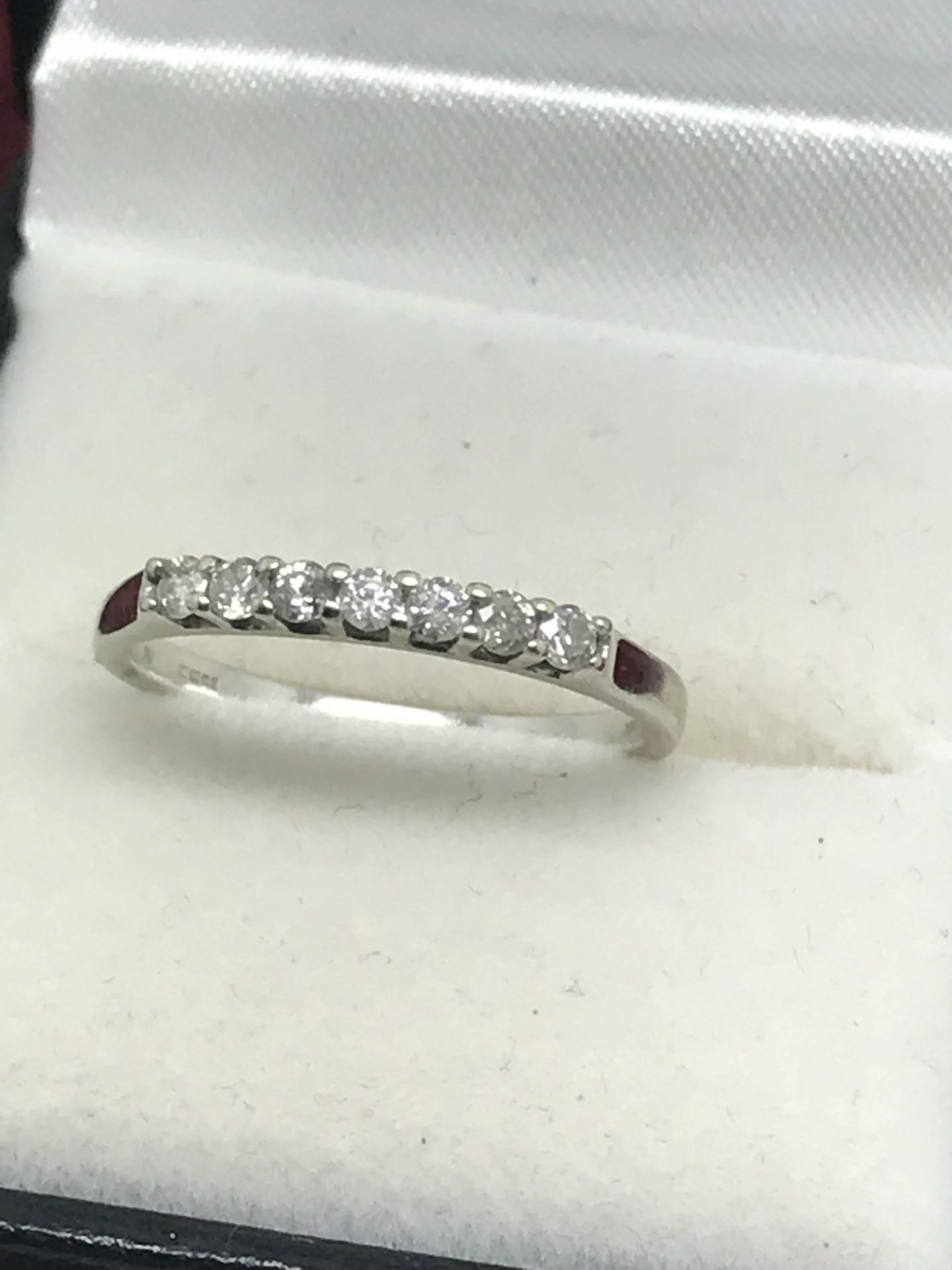 18ct WHITE GOLD 7 STONE DIAMOND RING