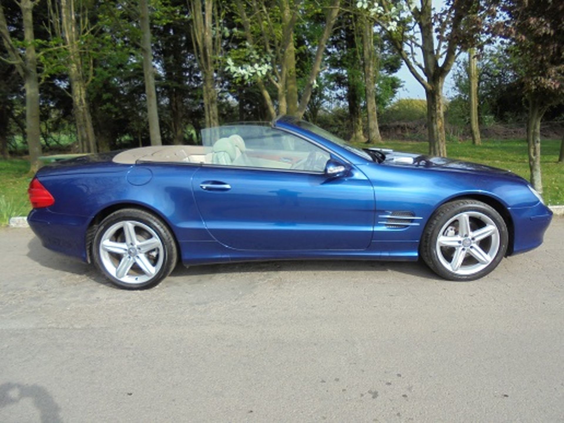 MERCEDES SL350 CONVERTIBLE WITH PRIVATE PLATE: L1OBY INCLUDED - Image 5 of 12