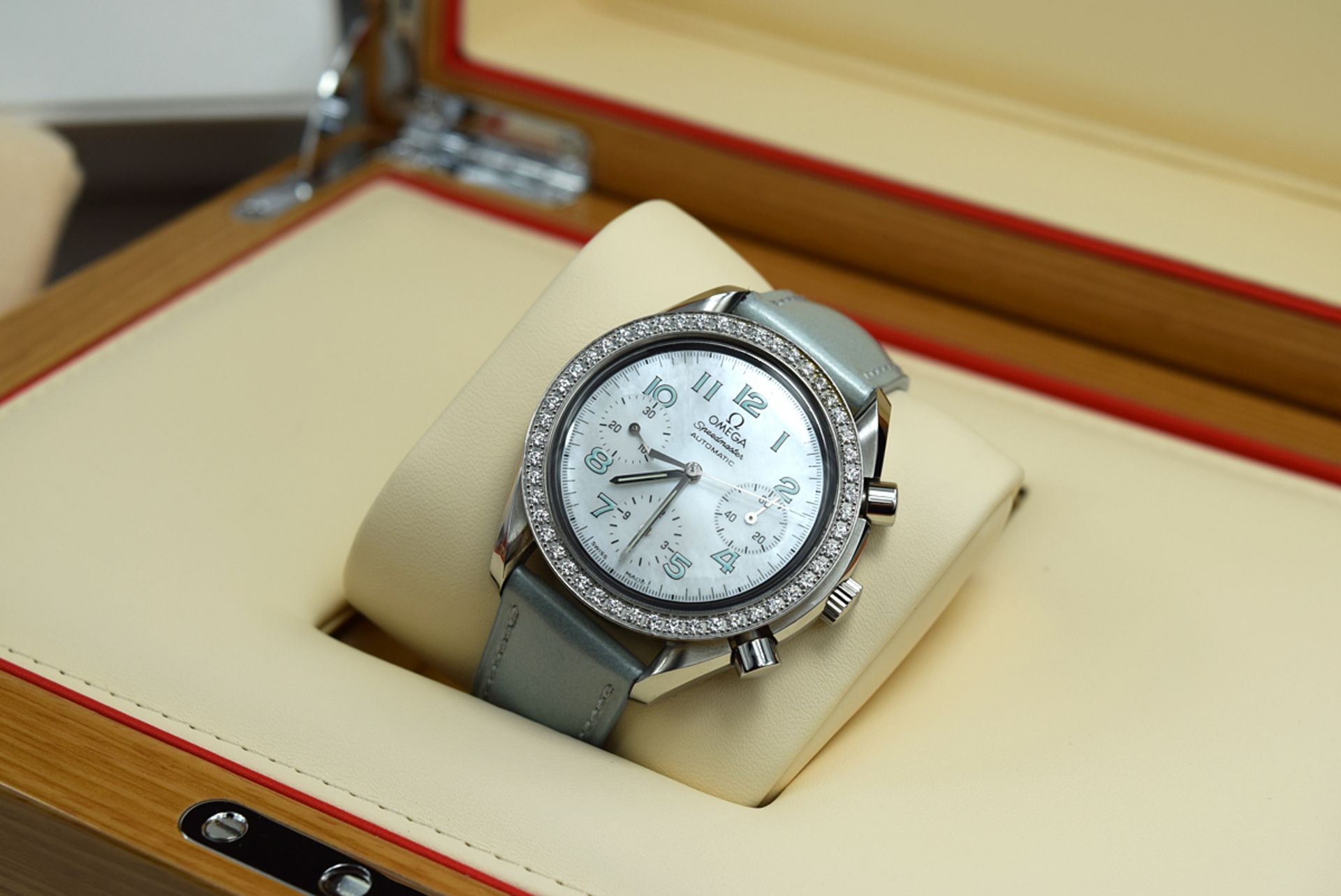 OMEGA - SPEEDMASTER LADY CHRONOGRAPH - DIAMOND BEZEL / PEARL DIAL! - Image 17 of 17