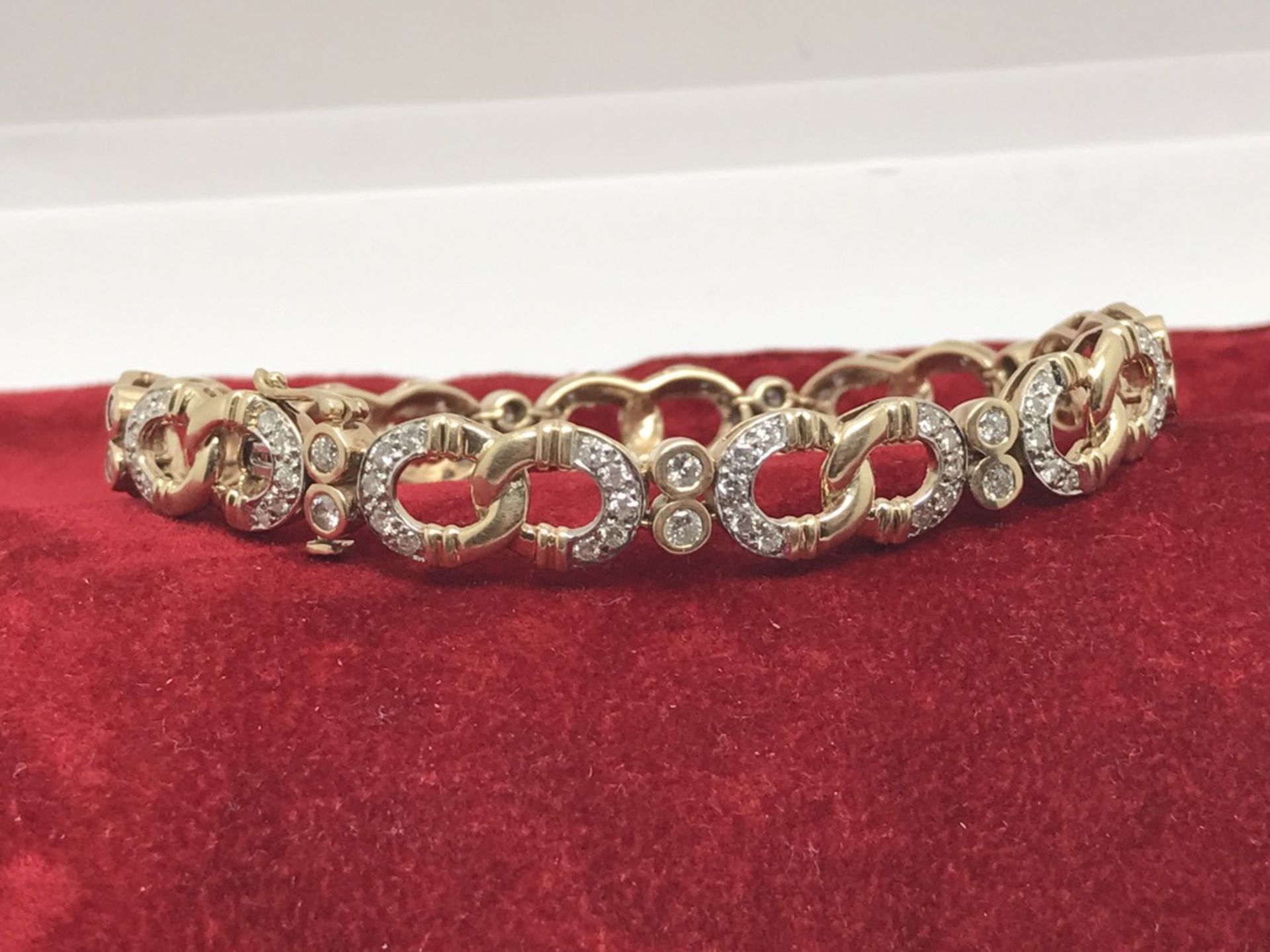 STUNNING DIAMOND SET 9ct GOLD BRACELET