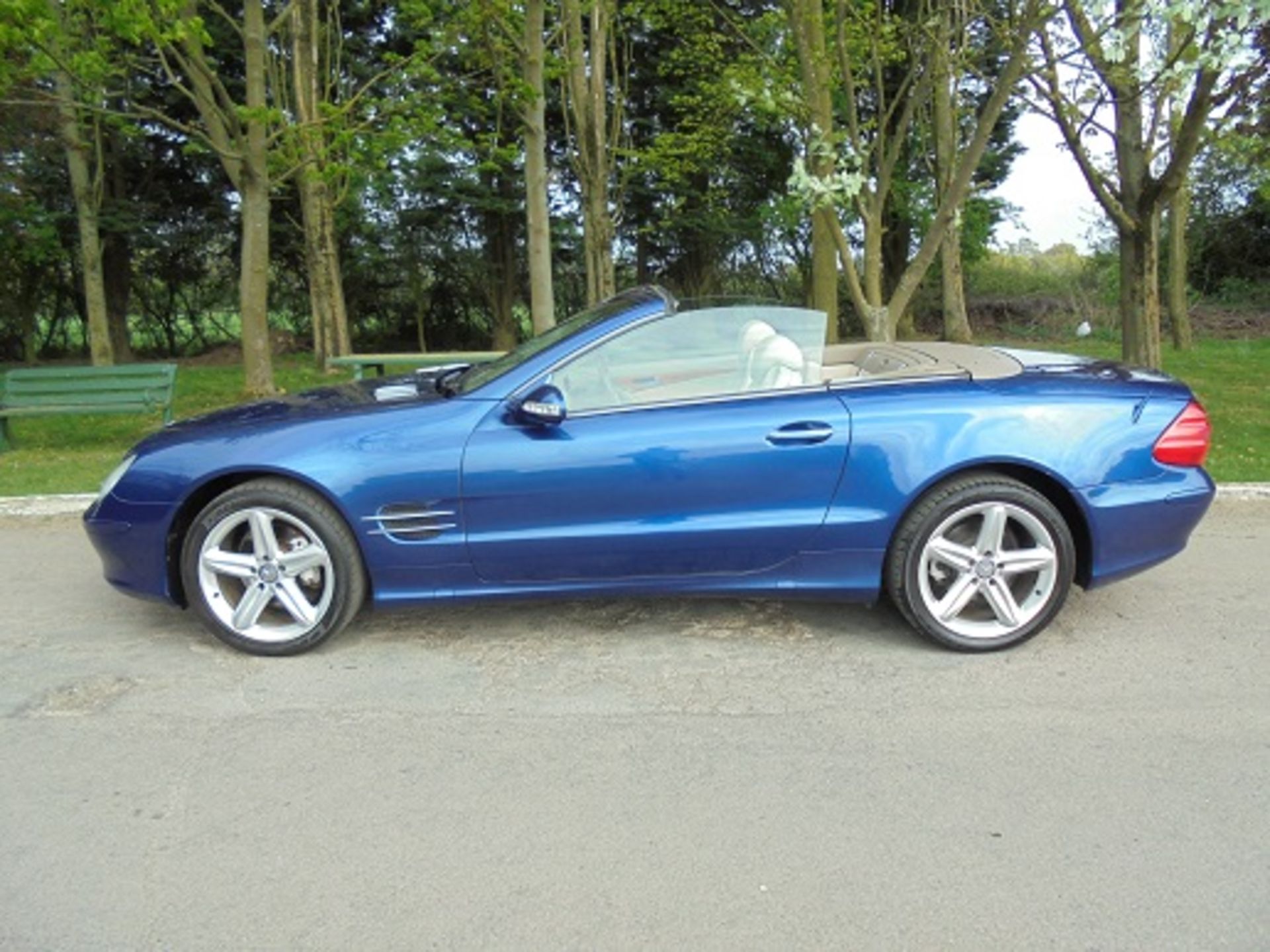 MERCEDES SL350 CONVERTIBLE WITH PRIVATE PLATE: L1OBY INCLUDED - Image 2 of 12