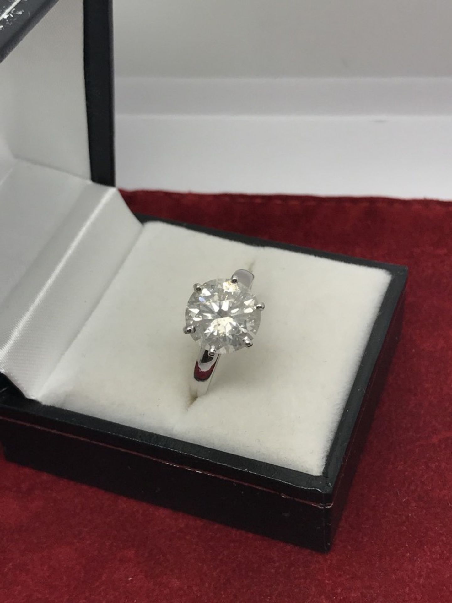 4.18ct DIAMOND SOLITAIRE RING SET IN WHITE METAL MARKED 750 - TESTED AS 18ct WHITE GOLD - Image 2 of 3