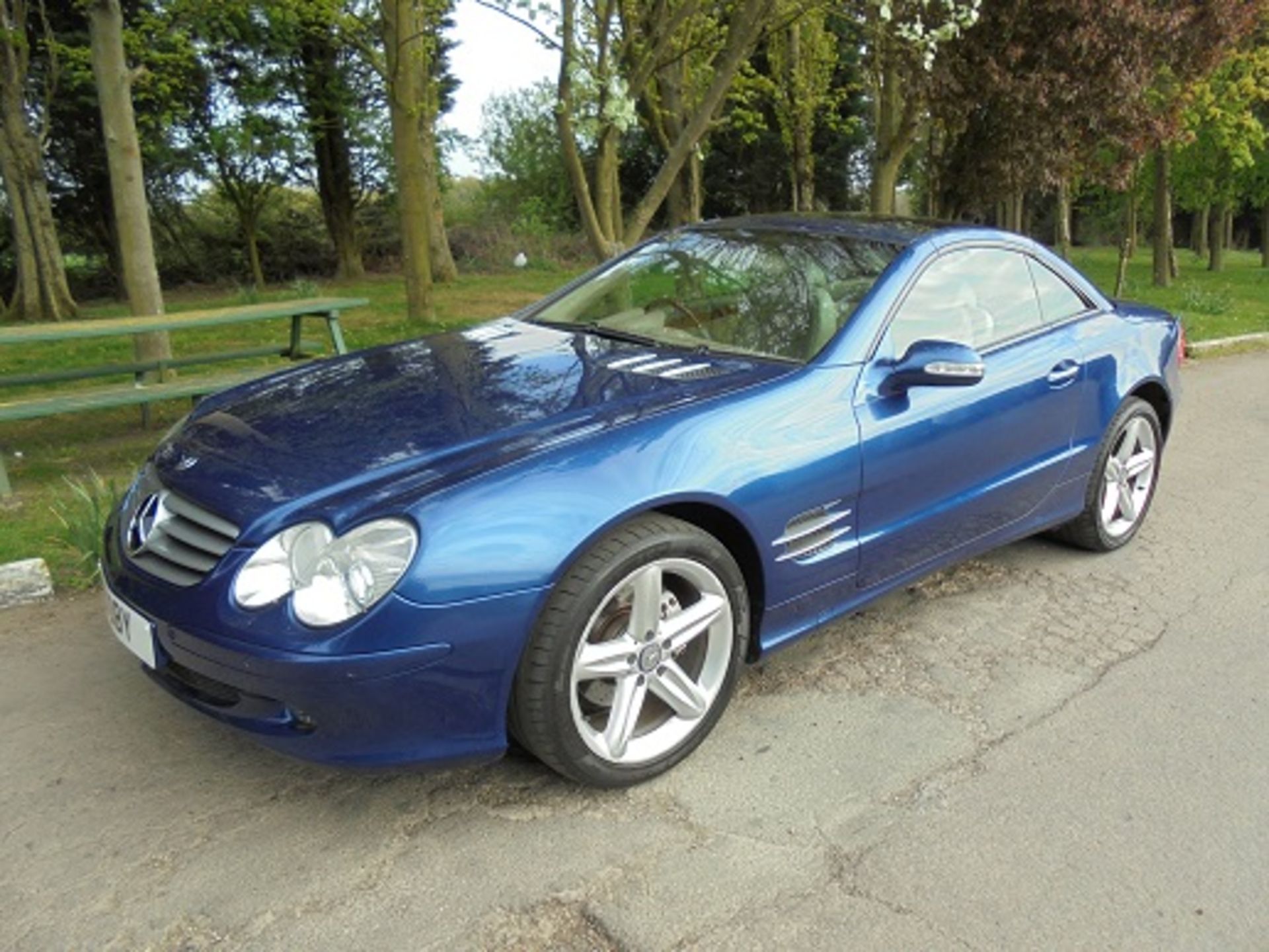 MERCEDES SL350 CONVERTIBLE WITH PRIVATE PLATE: L1OBY INCLUDED - Image 3 of 12