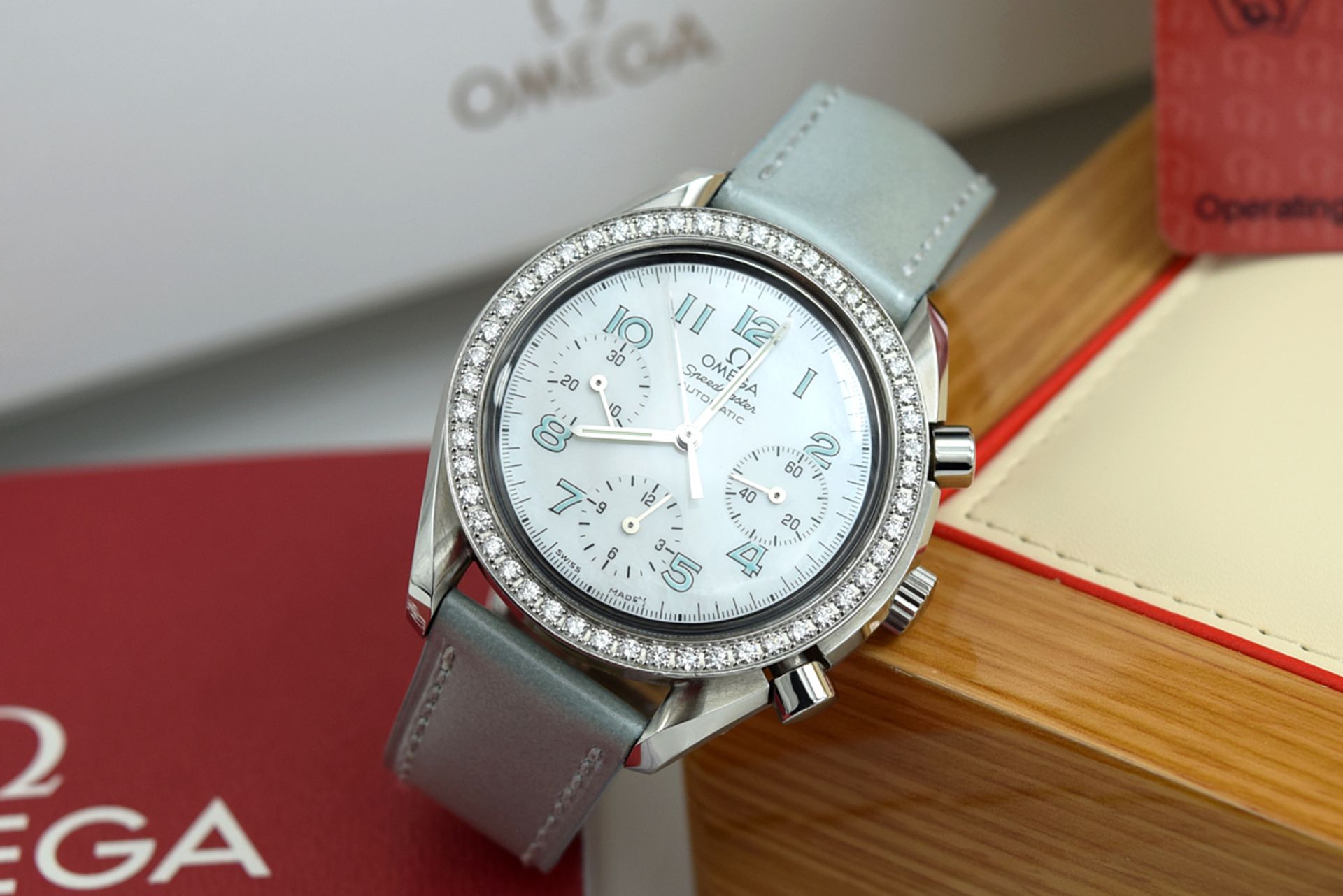 OMEGA - SPEEDMASTER LADY CHRONOGRAPH - DIAMOND BEZEL / PEARL DIAL!