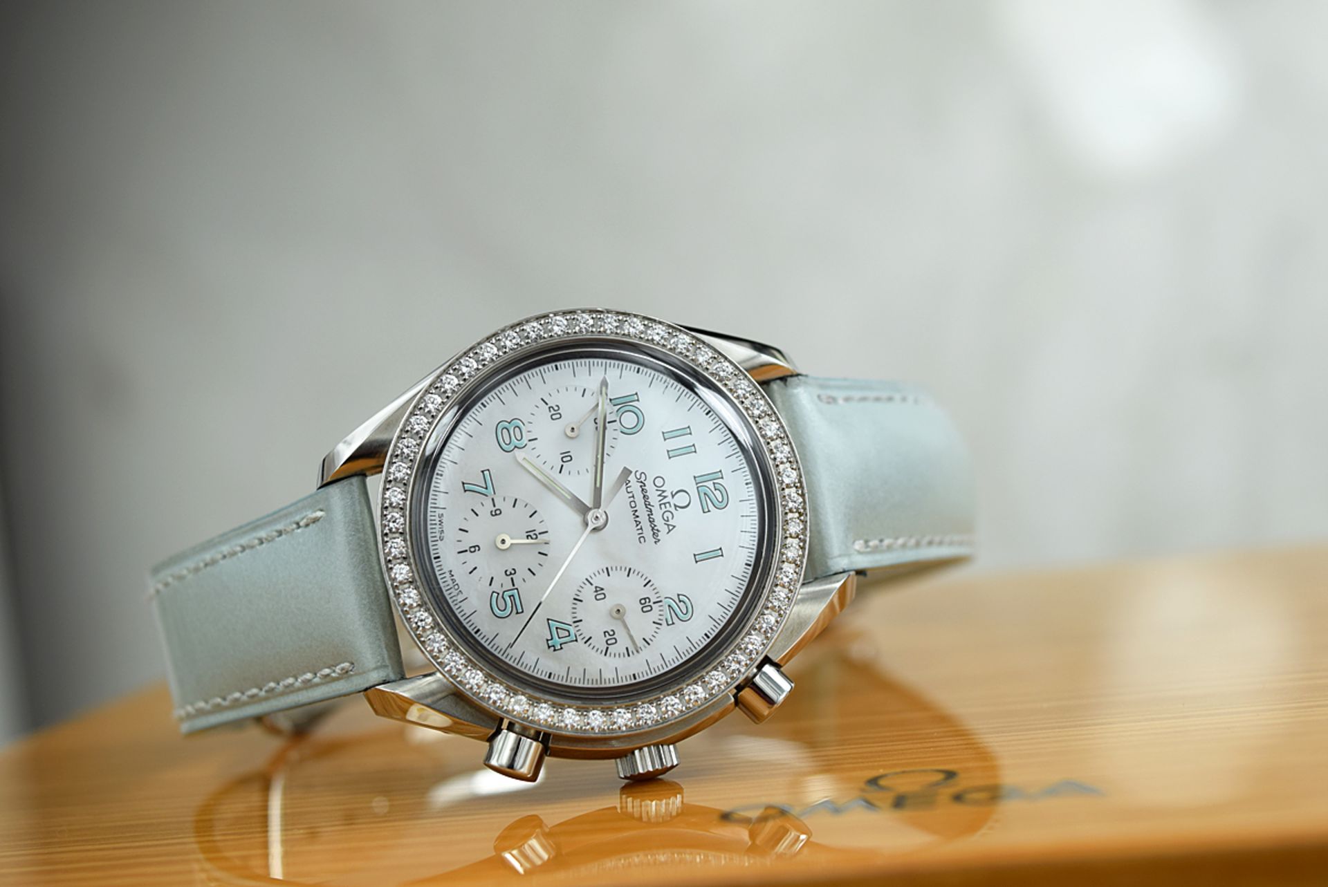 OMEGA - SPEEDMASTER LADY CHRONOGRAPH - DIAMOND BEZEL / PEARL DIAL! - Image 2 of 17