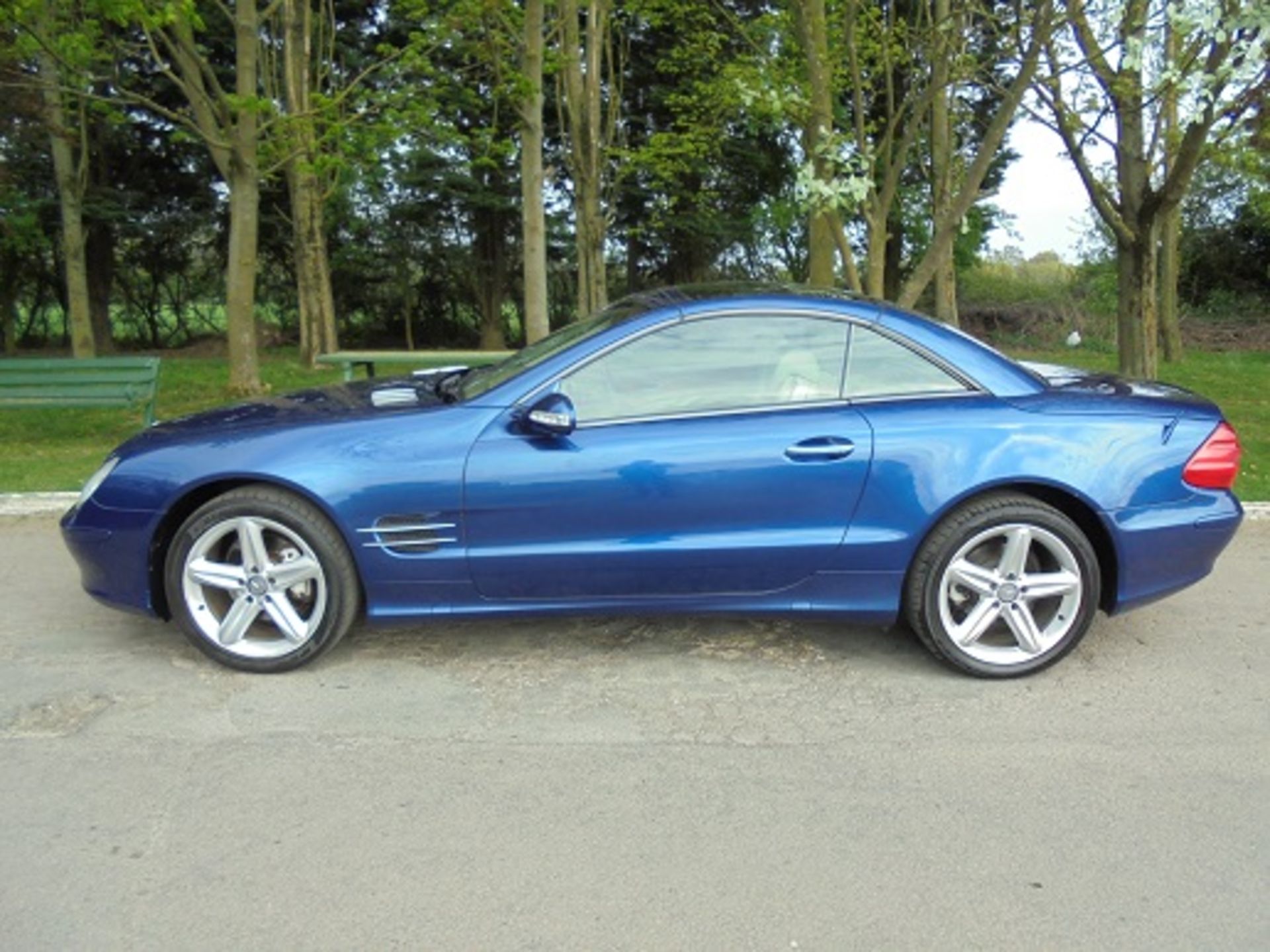 MERCEDES SL350 CONVERTIBLE WITH PRIVATE PLATE: L1OBY INCLUDED - Image 7 of 12