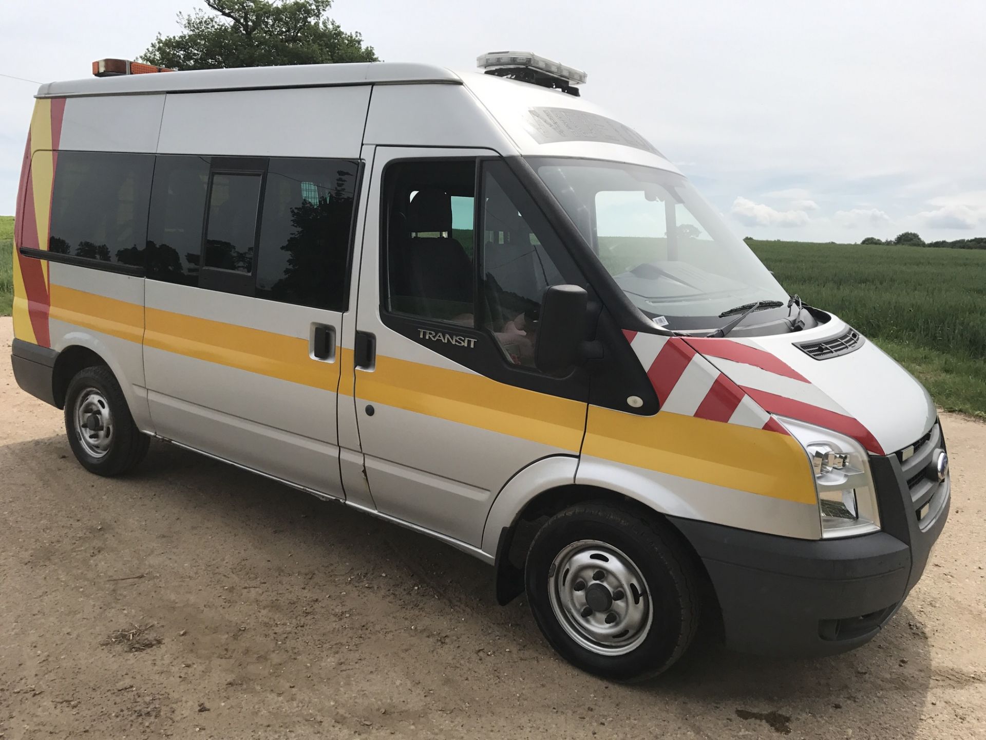 FORD TRANSIT 110 9 SEATER MINIBUS 0808 BEEN USED FOR WIDE LOAD SUPPORT - Image 3 of 16