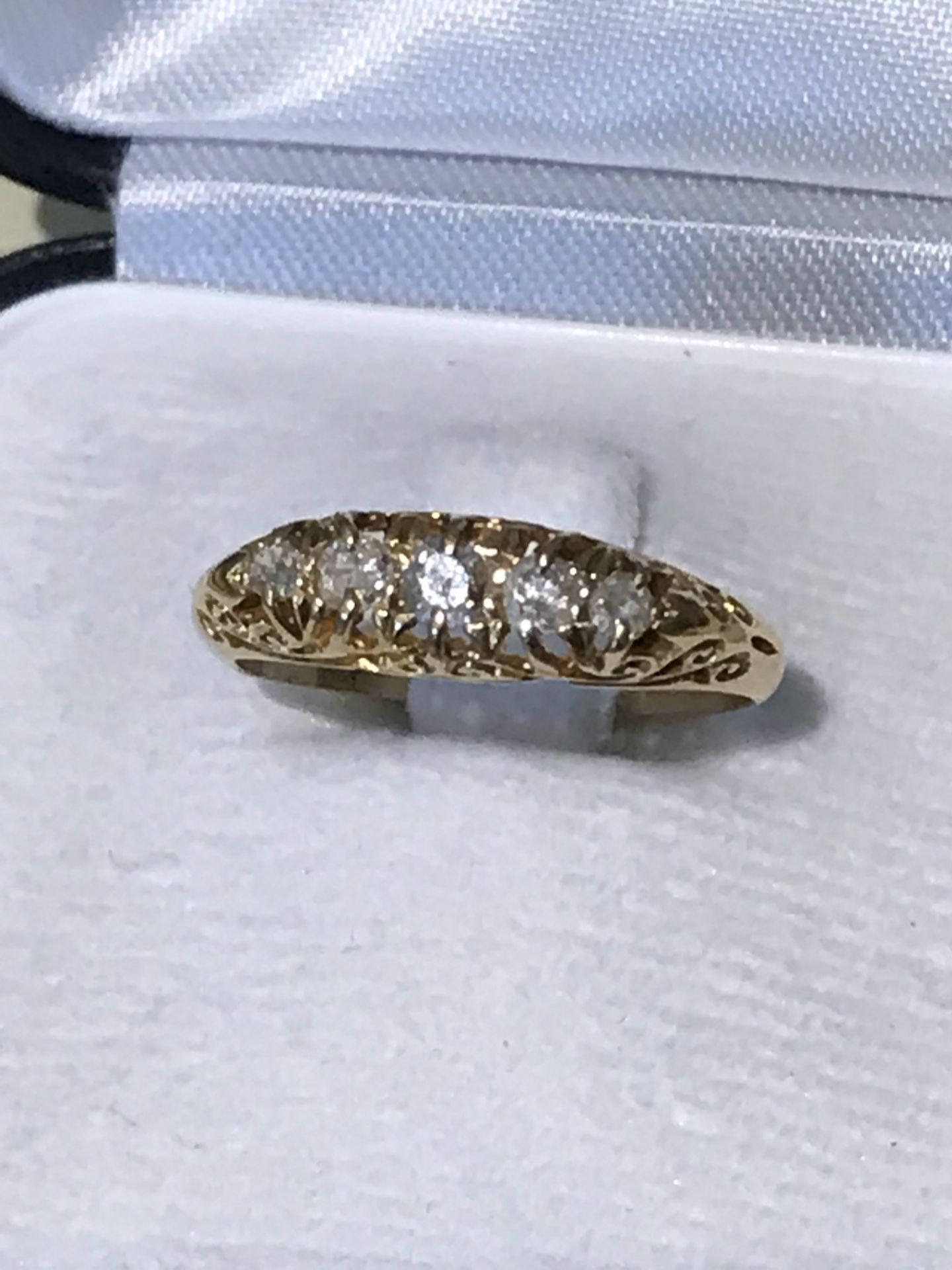 VINTAGE 18ct GOLD 5 STONE DIAMOND RING