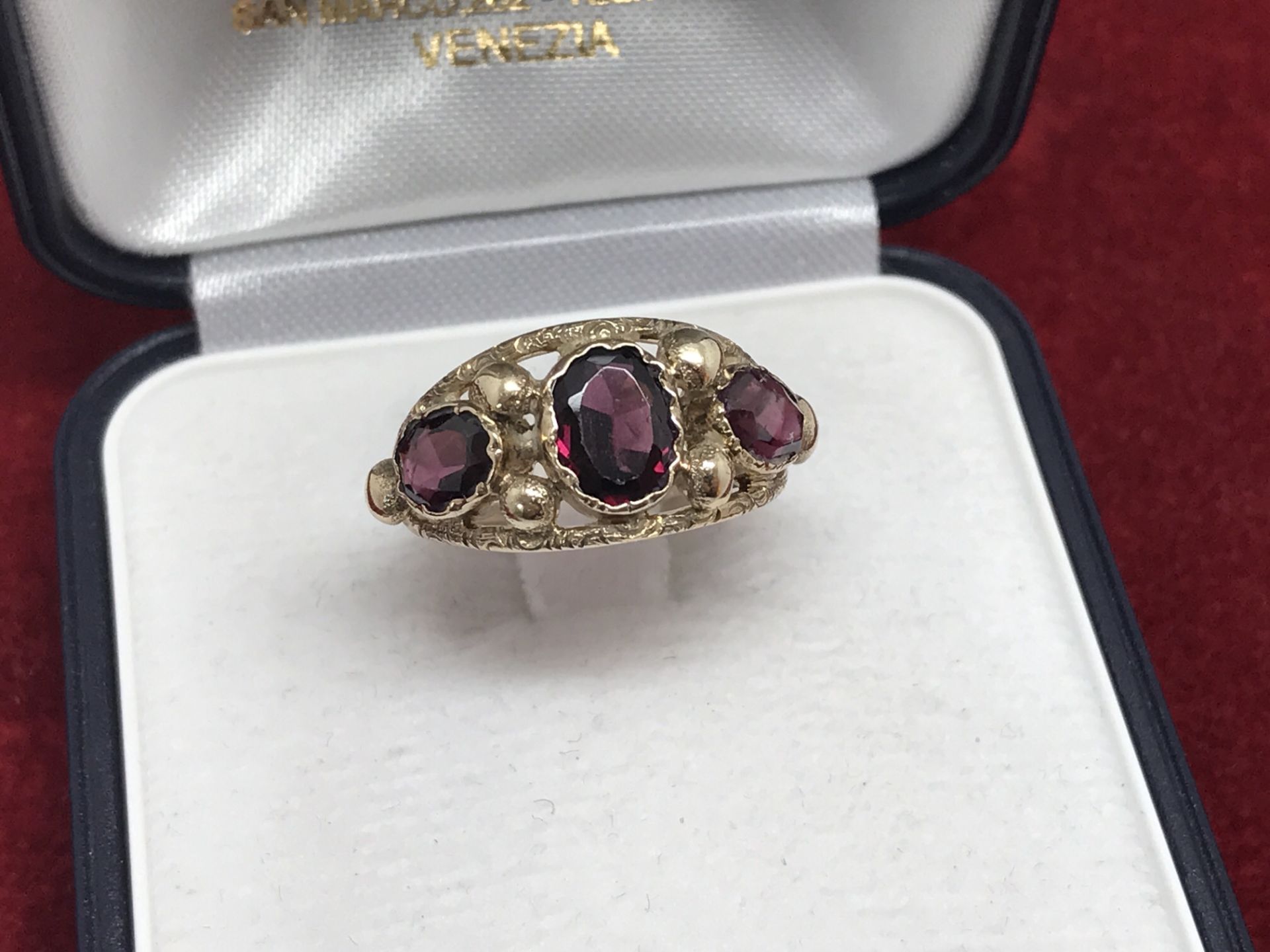 VINTAGE 3 STONE GARNET RING SET IN YELLOW METAL TESTED AS AT LEAST 9ct GOLD - Image 2 of 2