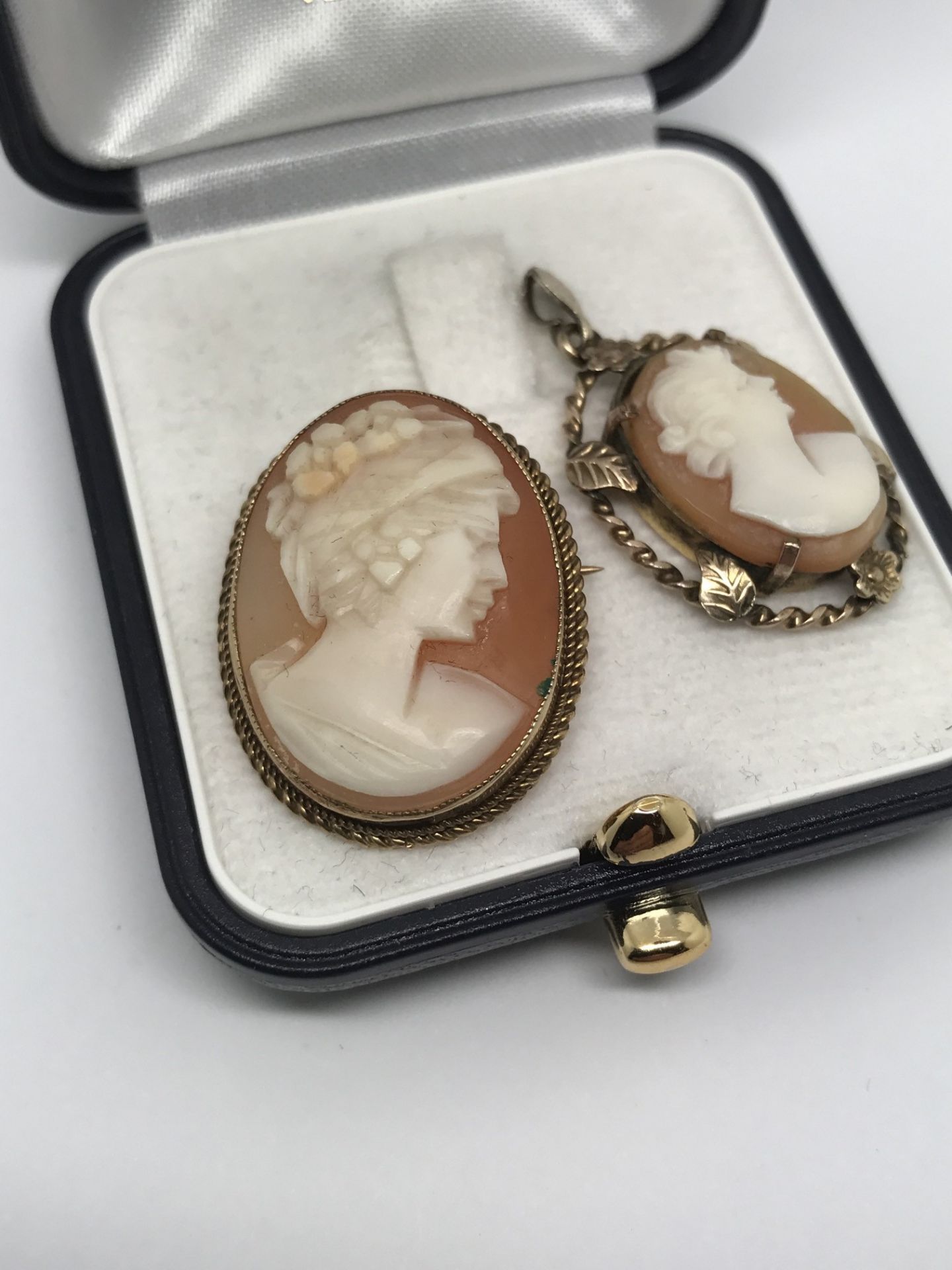 9ct GOLD CAMEO BROOCH + 1 GOLD COLOURED CAMEO LOCKET - Image 2 of 3