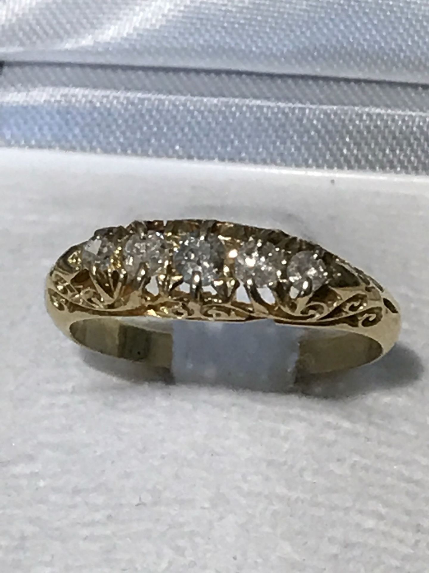 VINTAGE 18ct GOLD 5 STONE DIAMOND RING - Image 2 of 2