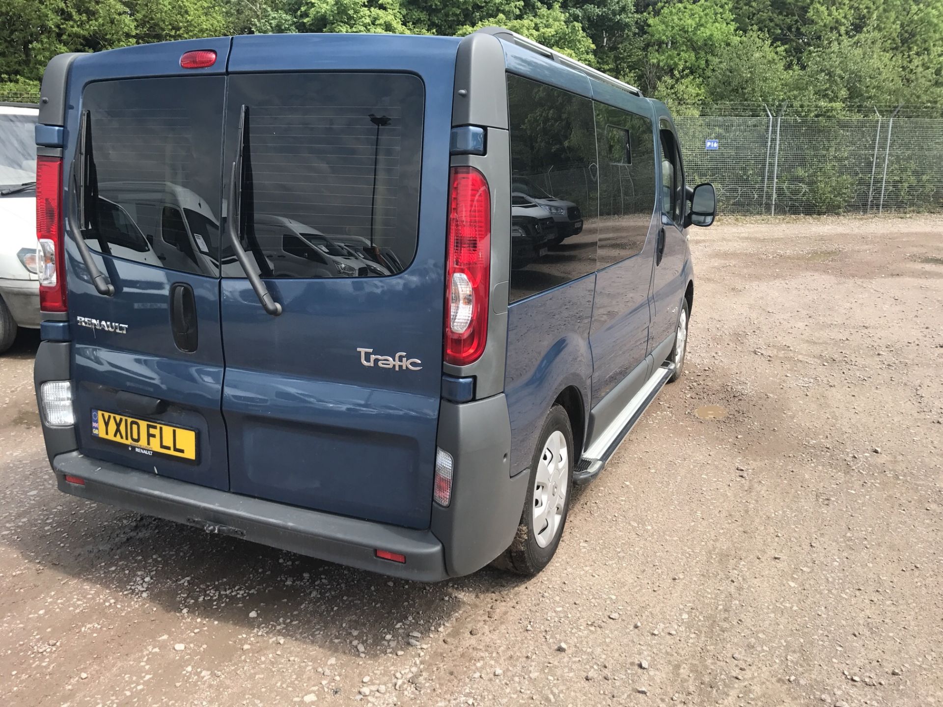 2010 10 REG RENAULT TRAFIC DISABLED ACCESS MINIBUS DIESEL AUTOMATIC 92k MILES - Image 10 of 12