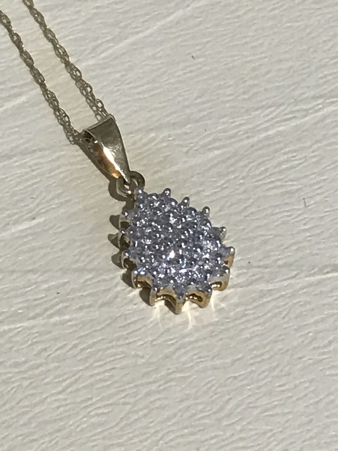 9ct GOLD DIAMOND PENDANT & CHAIN